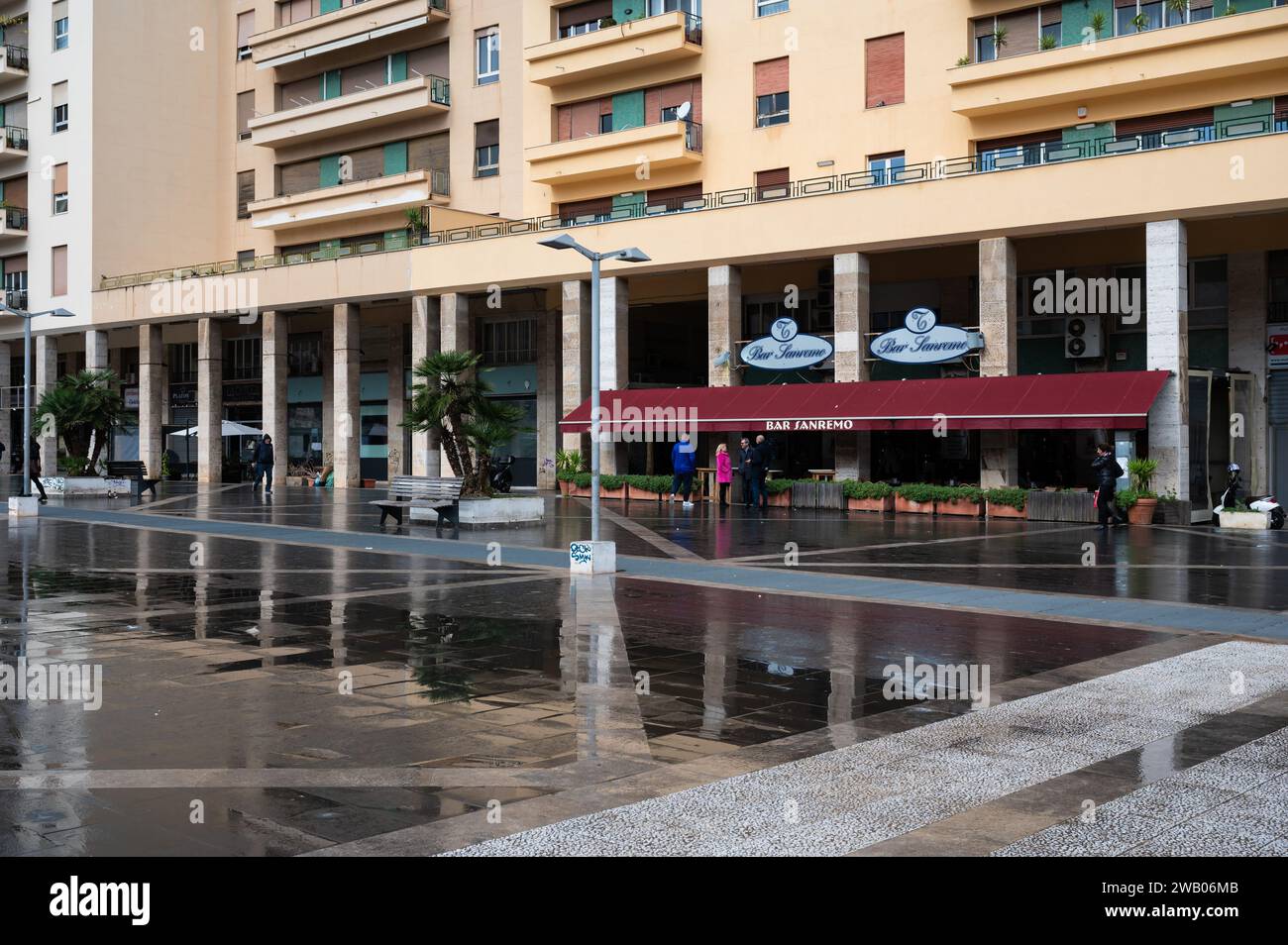 Palermo, Sicilia, Italia, 15 dicembre 2023 - Piazza Vittorio Emanuele Orlando con ristoranti e case che si riflettono nelle piastrelle umide Foto Stock