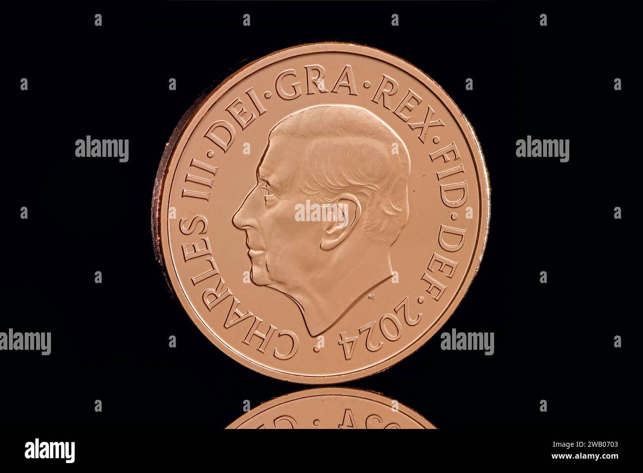 Sleeping Doormouse 1 pence nel 2024 definitive Annual UK Coin Set con il primo ritratto in moneta di re Carlo III di Martin Jennings Foto Stock
