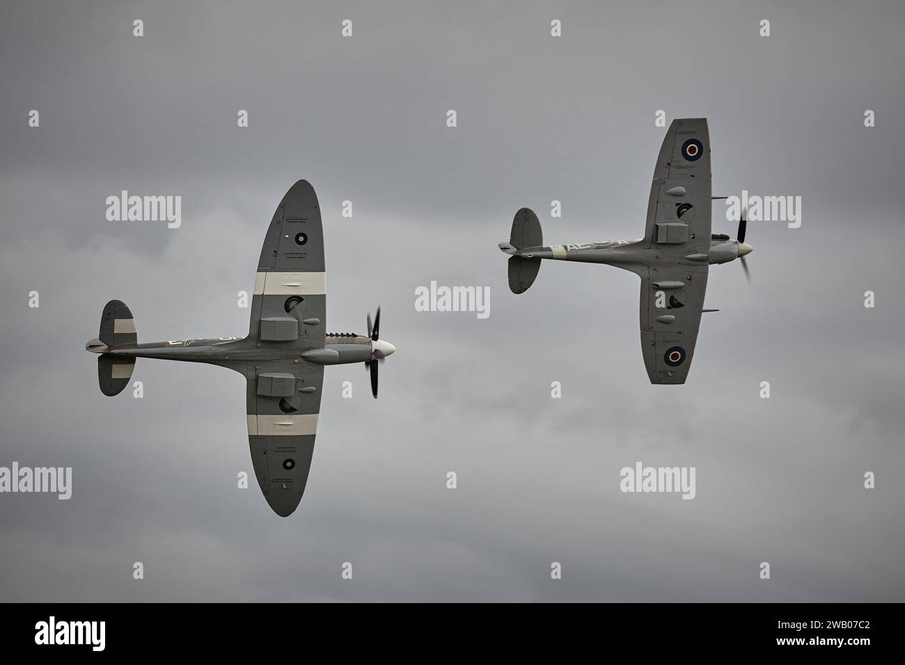 Supermarine Spitfire PR.XIX PS890 (F-AZJS) e Spitfire LF Mk.Vb EP120, G-LFVB in volo Foto Stock