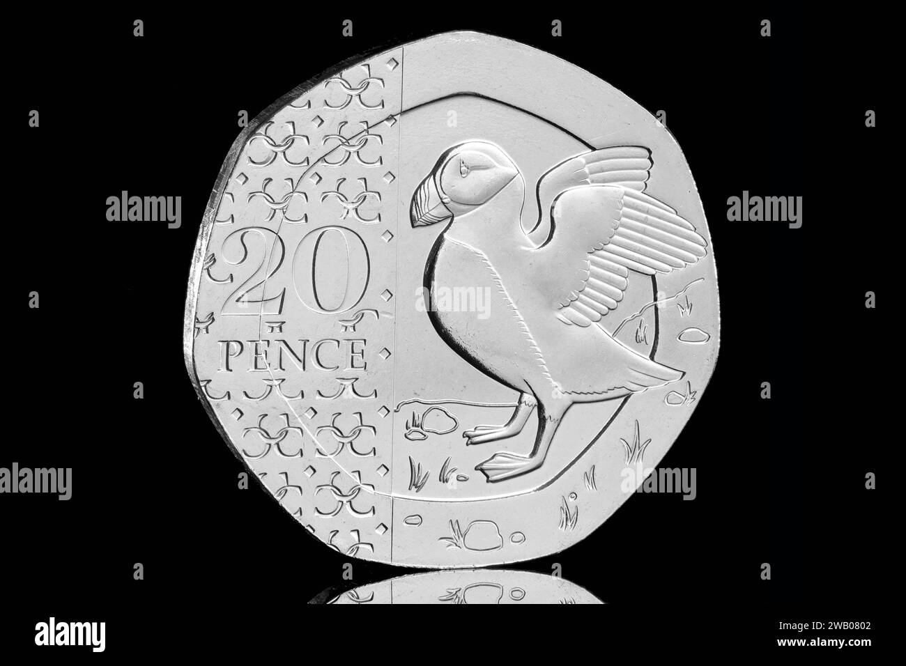 La moneta Puffin da 20 pence nel set di monete annuali definitive del 2024 con il primo ritratto in moneta di re Carlo III di Martin Jennings Foto Stock