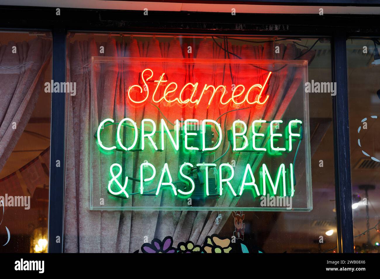 Un'insegna al neon 'Steamed Corned Beef & Pastrami' illuminata al Waverly Diner Restaurant di New York City. Foto Stock