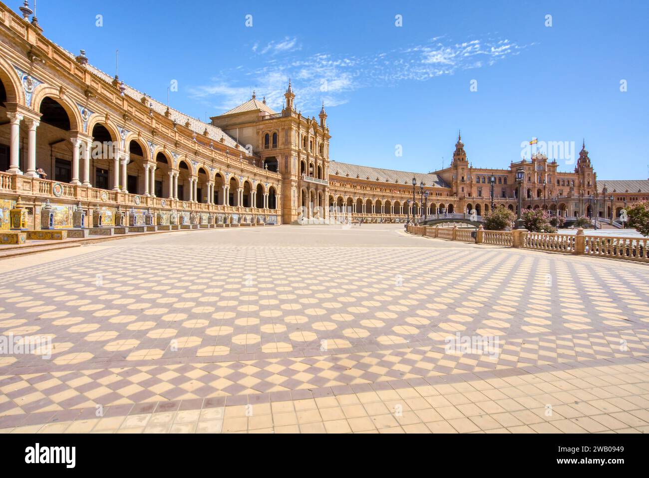 Bellissima Plaza de Espana a Siviglia, Spagna. La piazza fu completata nel 1929 per l'esposizione Ibero-americana ed è ora una popolare destinazione turistica Foto Stock