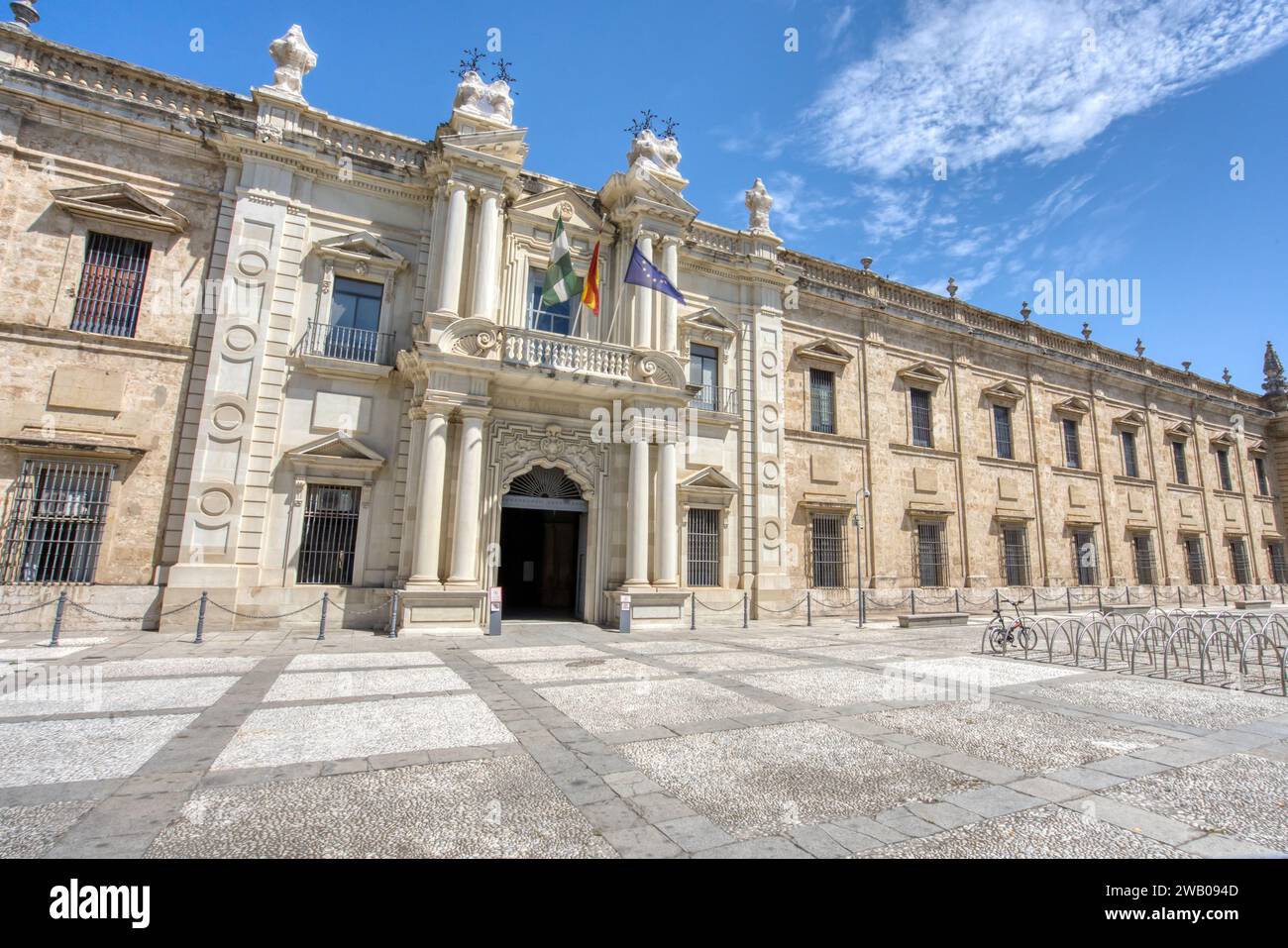 Facciata del vecchio edificio della Royal Tobacco Factory costruito nel XVIII secolo. L'edificio fa ora parte dell'Unive Foto Stock