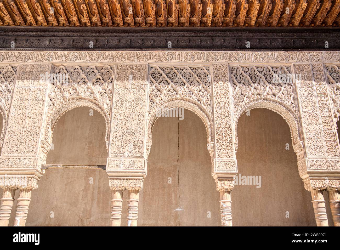 Colonne ornamentali ad arco in stile moresco scolpite in pietra in una maschera islamica Foto Stock