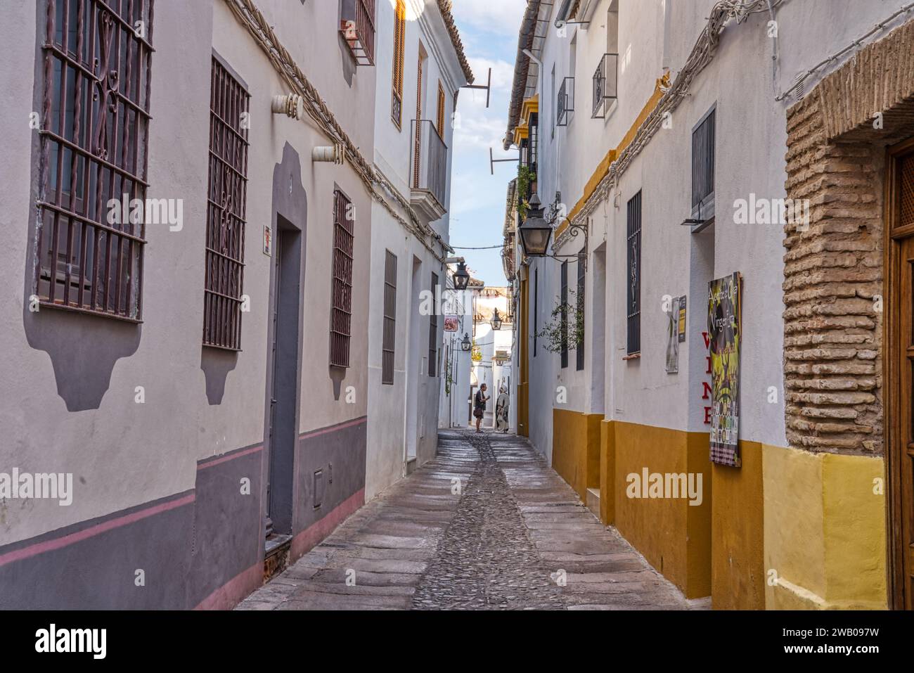 Cordova, Spagna - 30 agosto 2023: Stretta e antica strada acciottolata nella storica città di Cordova, Spagna Foto Stock