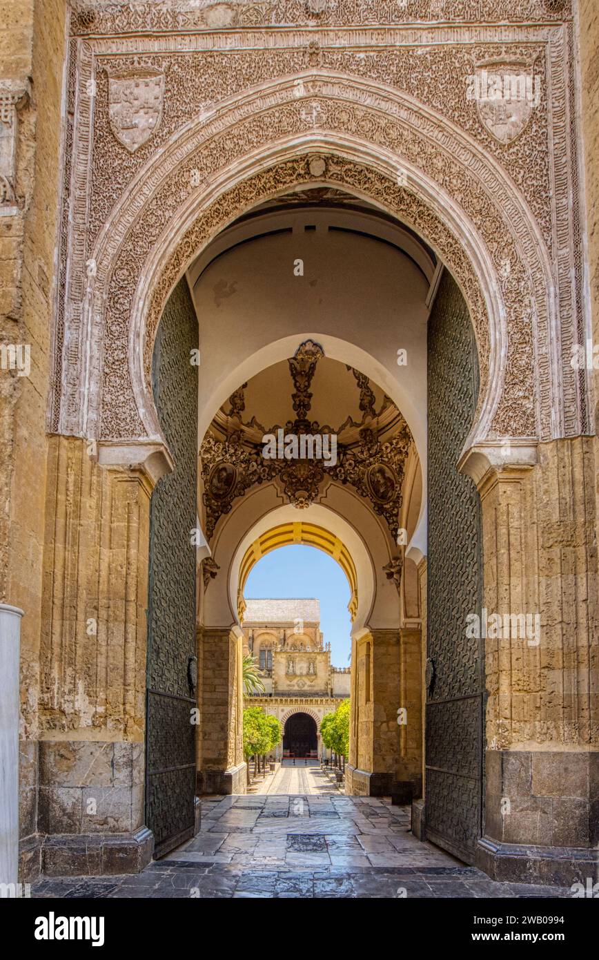 Cordova, Spagna - 30 agosto 2023: Esterno ingresso ad arco in stile moresco alla Cattedrale della Mezquita, originariamente parte della grande Moschea di Cordova Foto Stock
