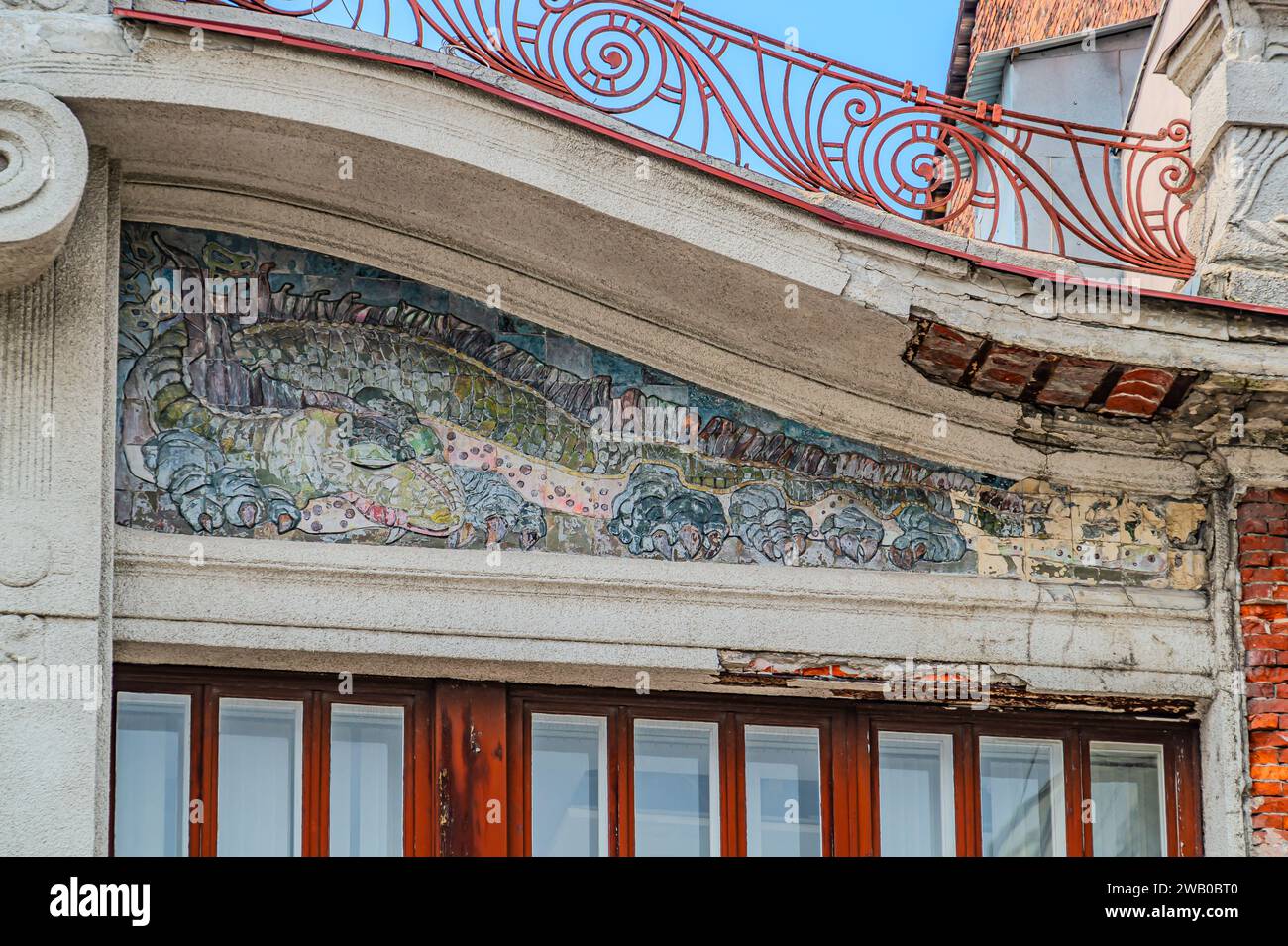 Frammento della facciata di un edificio a Charkiv. Manifattura dell'inizio del XX secolo. Lo stile Art Nouveau. Autore della maiolica sulla facciata è Foto Stock