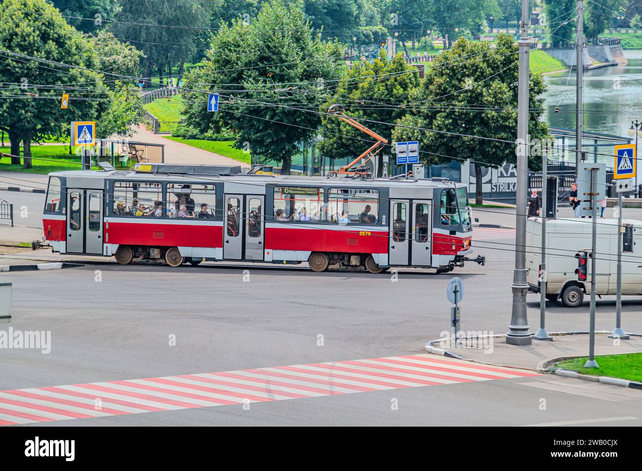 Tram rosso nel centro di Charkiv in un giorno d'estate. Tatra T3 tram a due auto che attraversa un incrocio stradale nel centro della città di Charkiv in estate. Kharkiv, Ukr Foto Stock