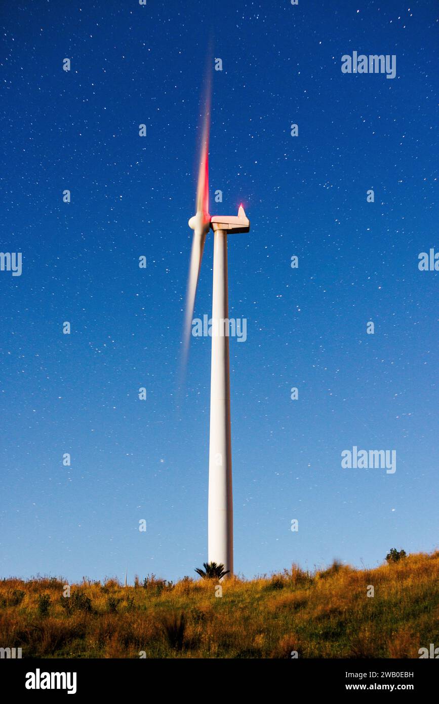 Una foto di una turbina eolica in cima alle colline di Palmerston North, nuova Zelanda. L'immagine è un'esposizione lunga con una velocità dell'otturatore lunga acquisita a ni Foto Stock