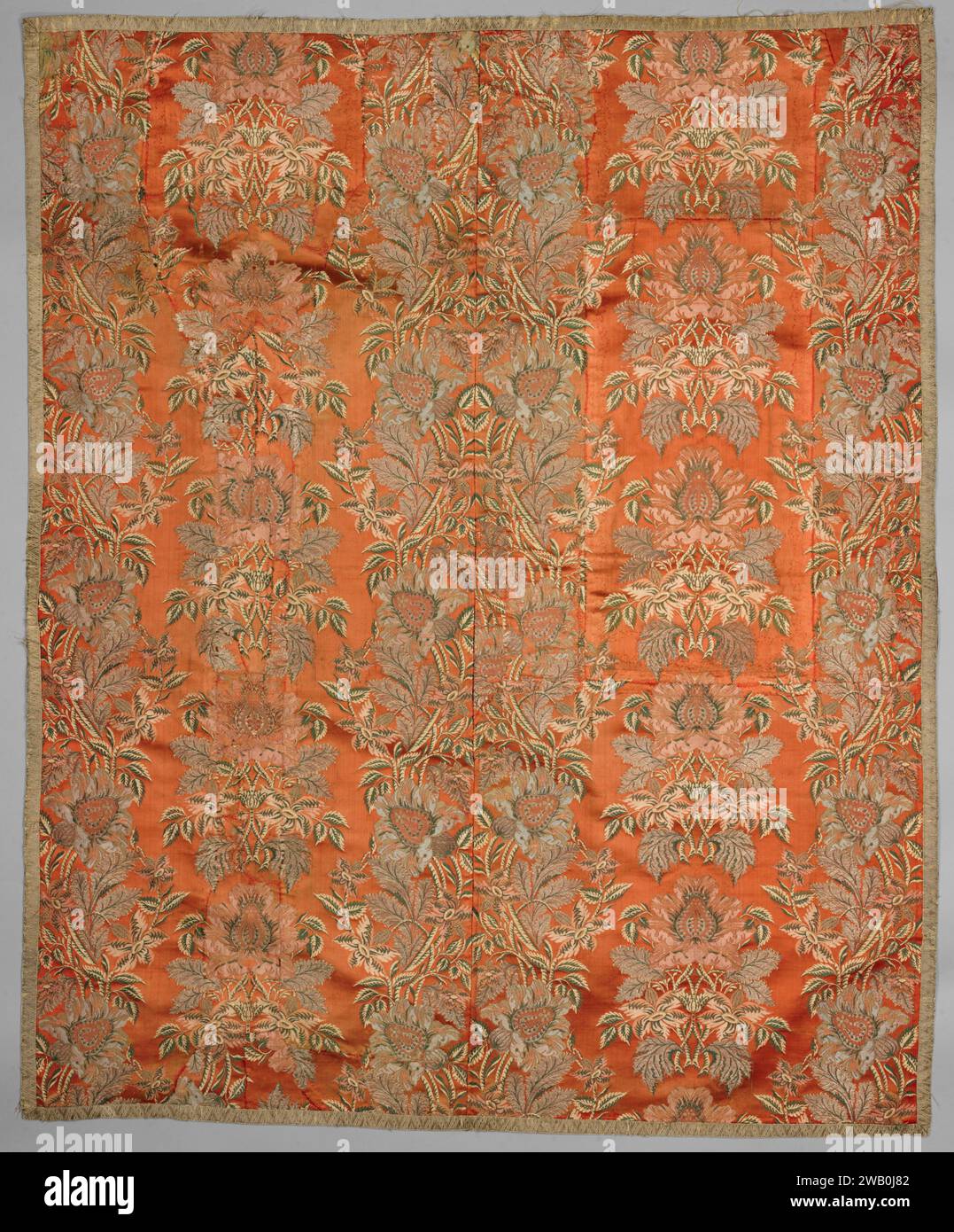 Fianchi color salmone con motivo floreale e filo metallico, anonimo, c. 1600 - c. 1799 broccato (tessuto). Abito in seta color salmone con motivo floreale di fiori bianchi, verdi, rosa, grigi e in filo metallico. Rifinita su quattro lati con un passamento di colore naturale in cui il motivo geometrico è in filo metallico. Foderato con seta intercambiabile in blu e viola. seta. ricamo con filetto metallico Foto Stock