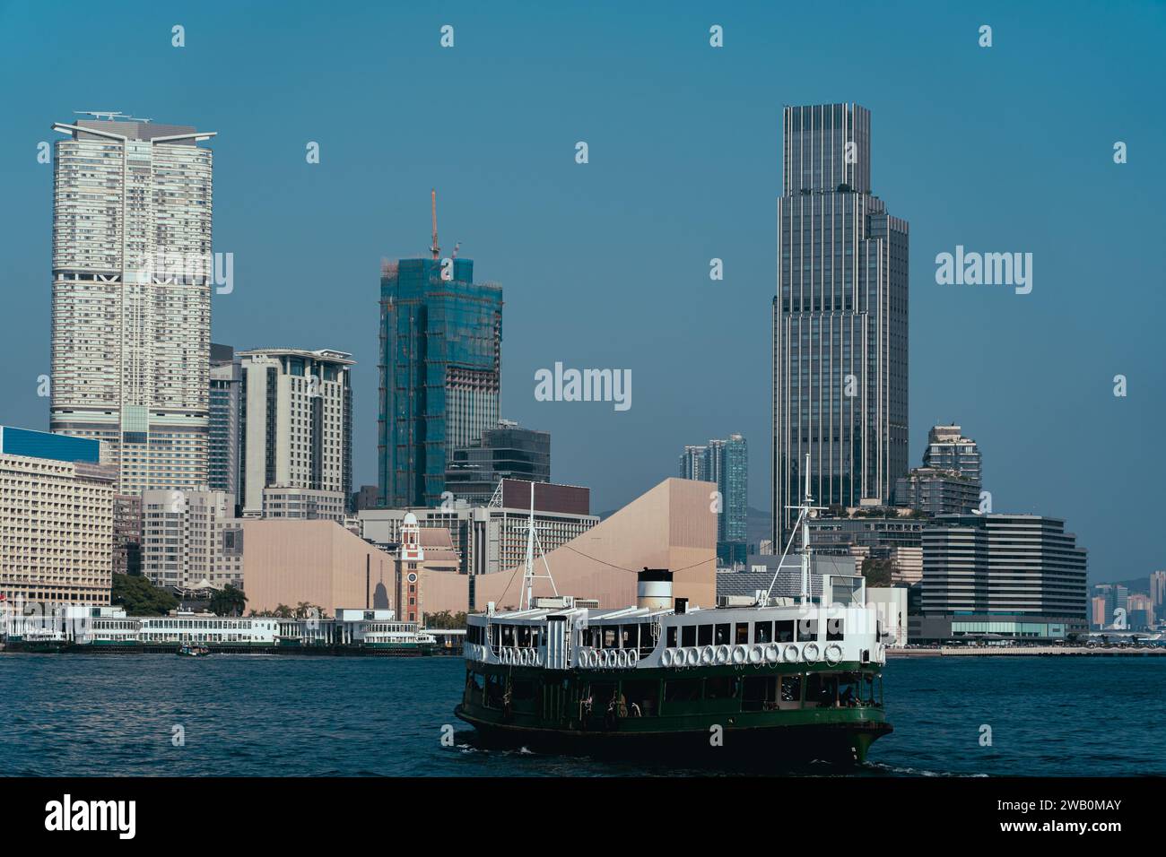 Edifici del grattacielo di Hong Kong; vista sul porto Victoria di Hong Kong Foto Stock