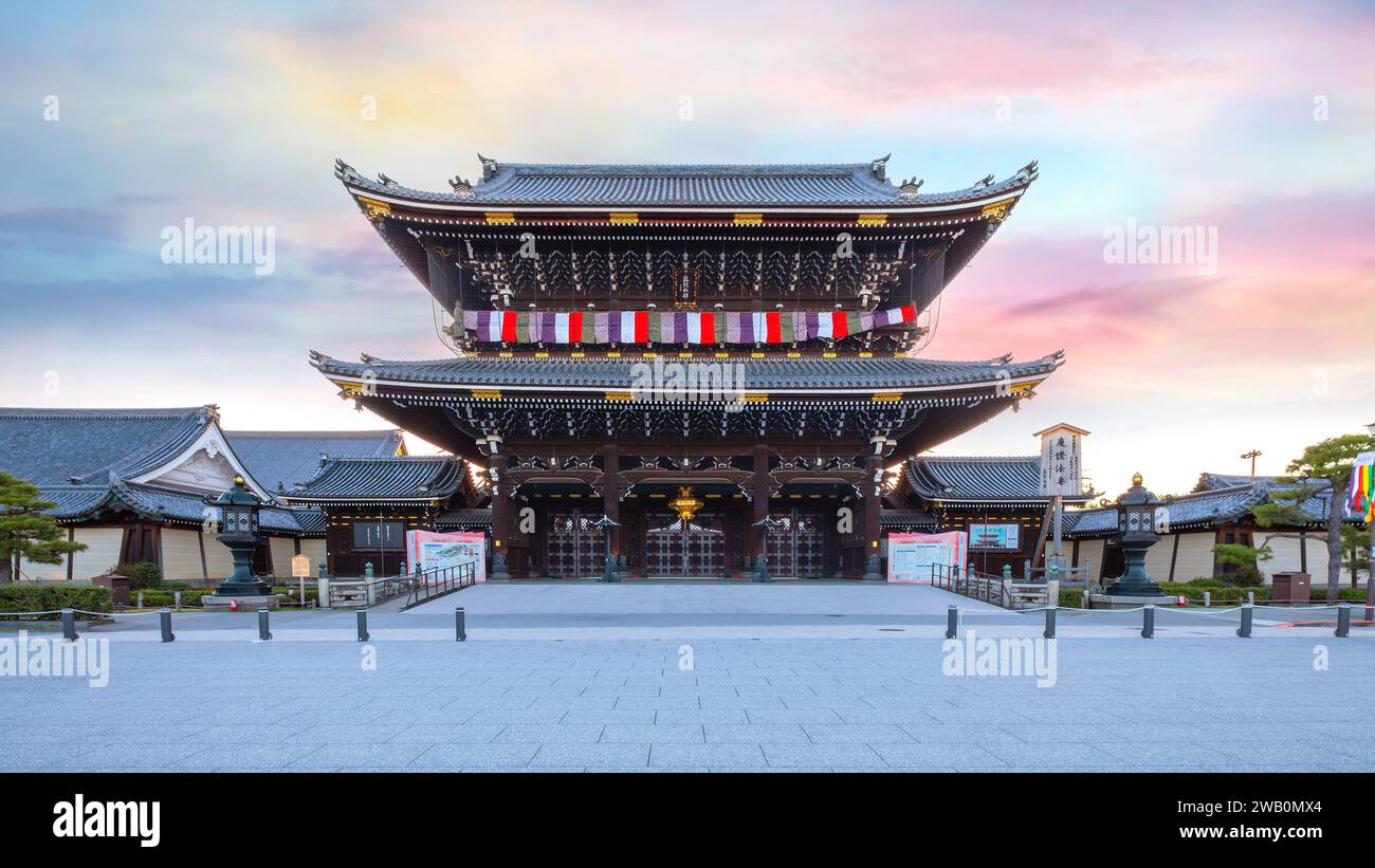 Kyoto, Giappone - marzo 28 2023: Tempio Higashi Honganji situato al centro di Kyoto, una delle due sotto-sette dominanti del Buddhismo Shin in in Giappone e dell'abr Foto Stock