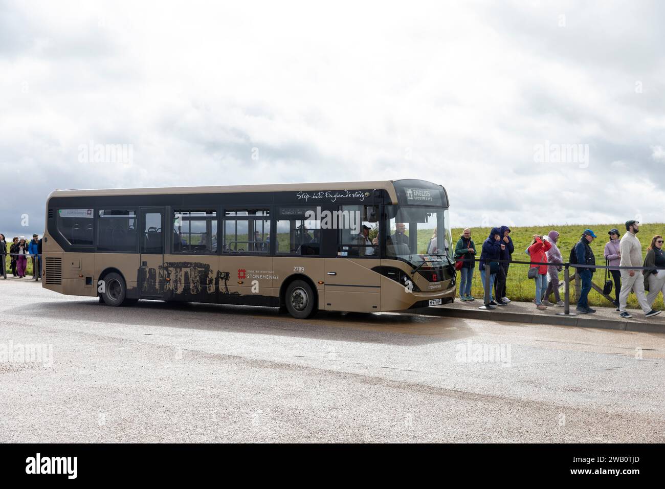 Stonehenge Wiltshire 2023, sito patrimonio dell'umanità inglese, fornisce autobus navetta per coloro che non desiderano raggiungere Stonehenge a piedi dal centro visitatori, Inghilterra, Regno Unito Foto Stock