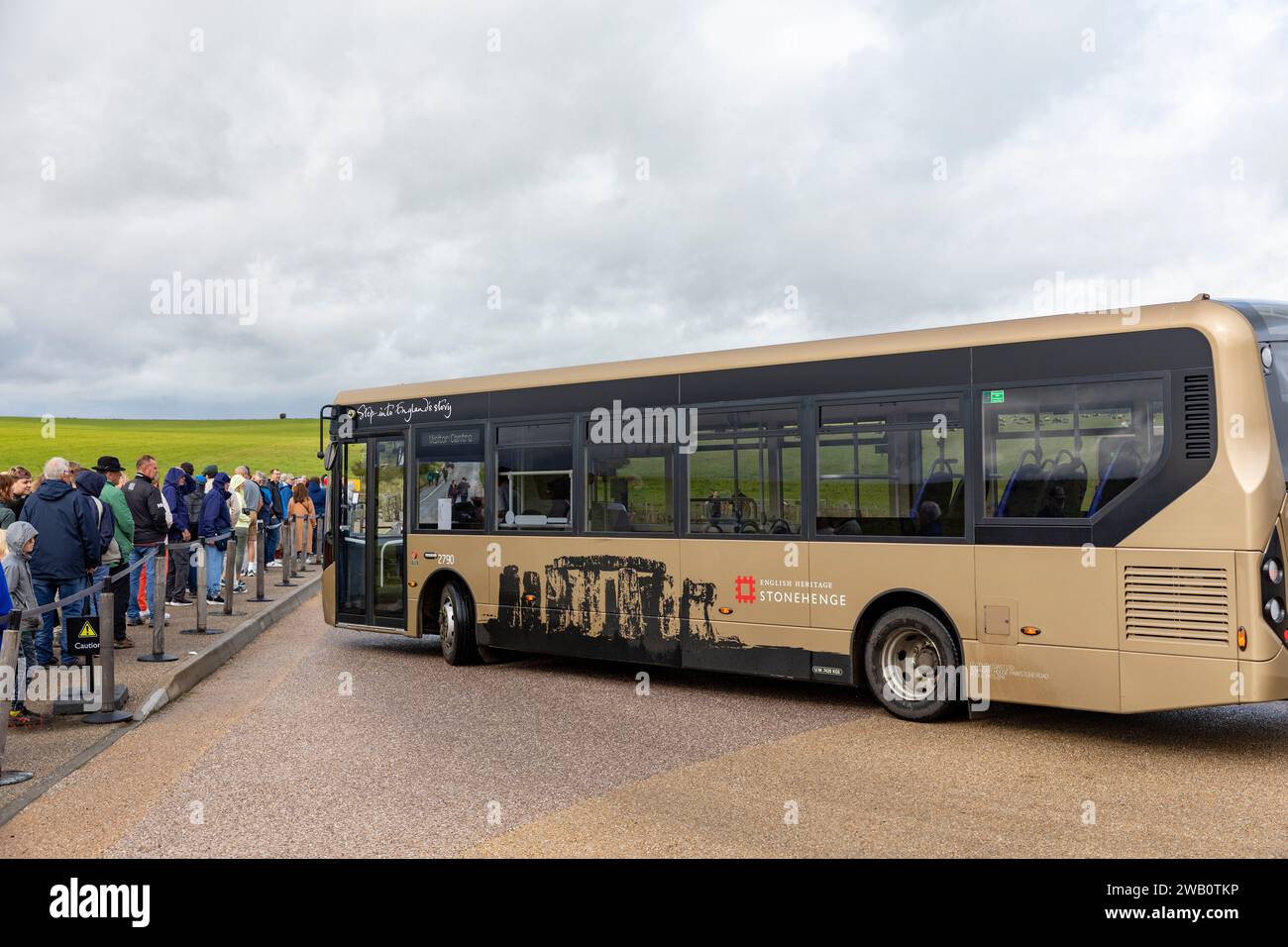 Stonehenge Wiltshire 2023, sito patrimonio dell'umanità inglese, fornisce autobus navetta per coloro che non desiderano raggiungere Stonehenge a piedi dal centro visitatori, Inghilterra, Regno Unito Foto Stock