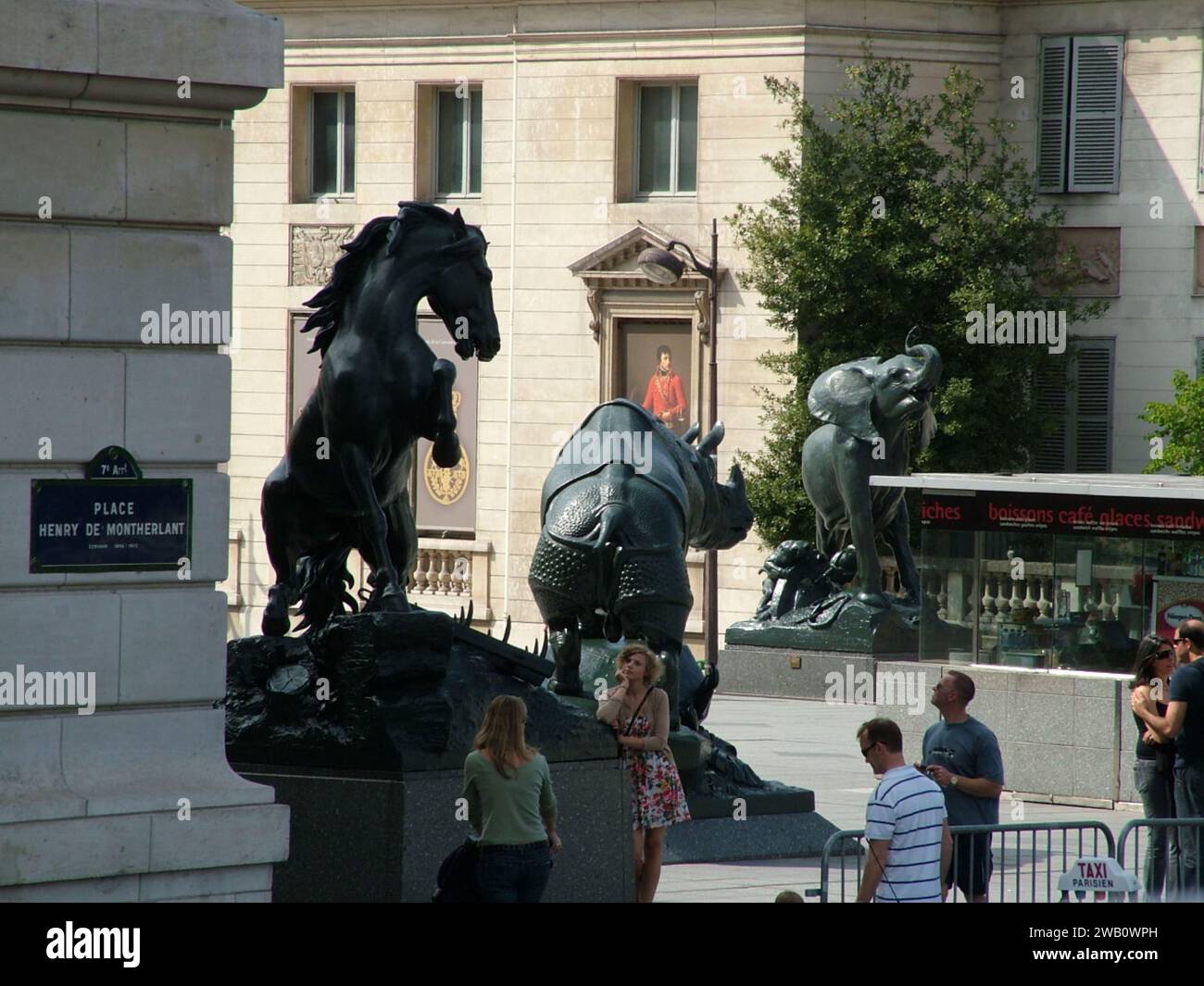 Persone che guardano le statue di bronzo di un cavallo, un elefante e un rinoceronte fuori dal Palazzo Henry De Montherlant a Parigi. Foto Stock