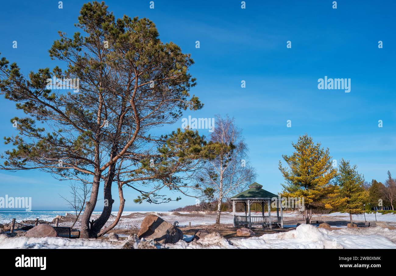 Vista panoramica del lago Huron dal Point Clark Lighthouse Park sotto il cielo blu in inverno Foto Stock