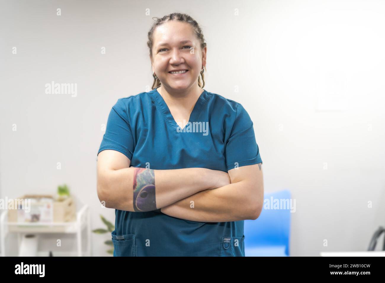 Ritratto di una donna sorridente medico o veterinario in uniforme in clinica. Un medico amichevole guarda la macchina fotografica e sorride. Foto Stock