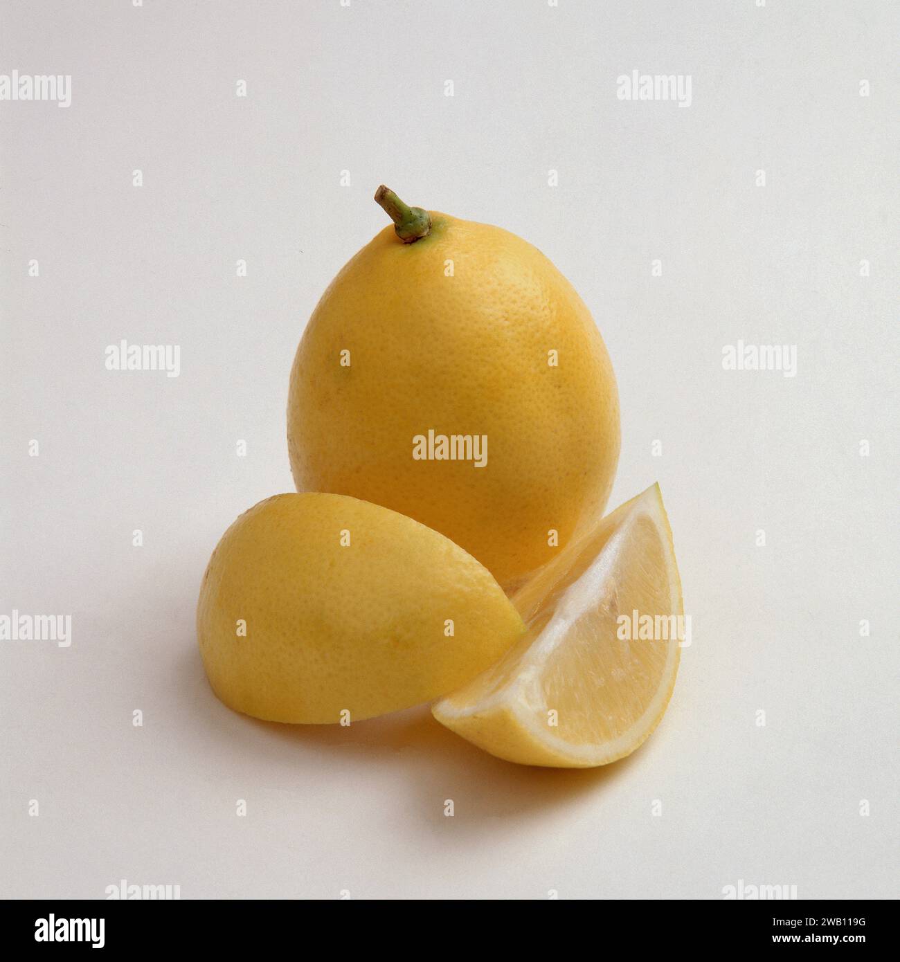 IMMAGINE DA STUDIO DI UN LIMONE FRESCO PIENO E AFFETTATO Foto Stock