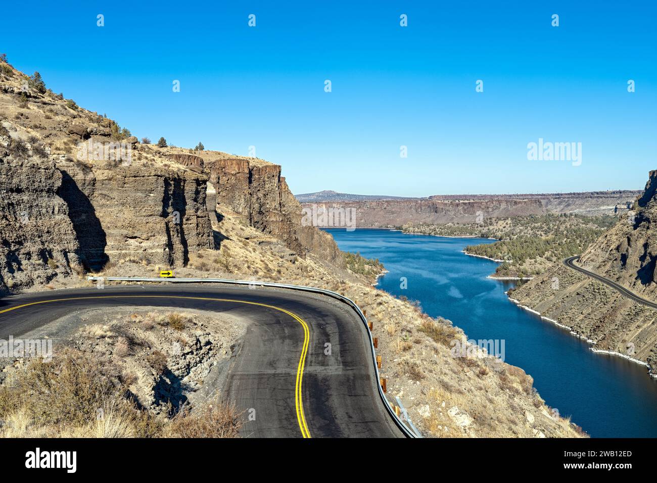 Un ritorno su SW Jordan Road si affaccia sul fiume Deschutes presso il Cove Palisades State Park in Oregon, Stati Uniti Foto Stock