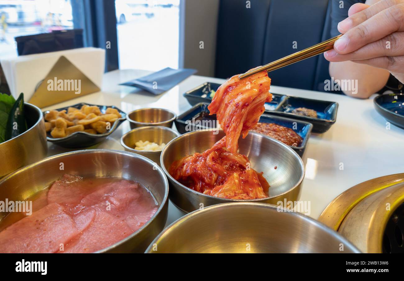 Kimchi tradizionale cucina coreana. Cavolo kimchi su ciotola. Foto Stock