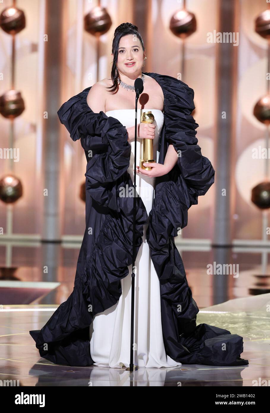 Beverly Hills, Stati Uniti. 7 gennaio 2024. Lily Gladstone accetta il premio per la migliore interpretazione di un attore femminile in un film - dramma per "Killers of the Flower Moon" al 81° Golden Globe Awards tenutosi al Beverly Hilton Hotel il 7 gennaio 2024 a Beverly Hills, California. Crediti: PMC/Alamy Live News Foto Stock