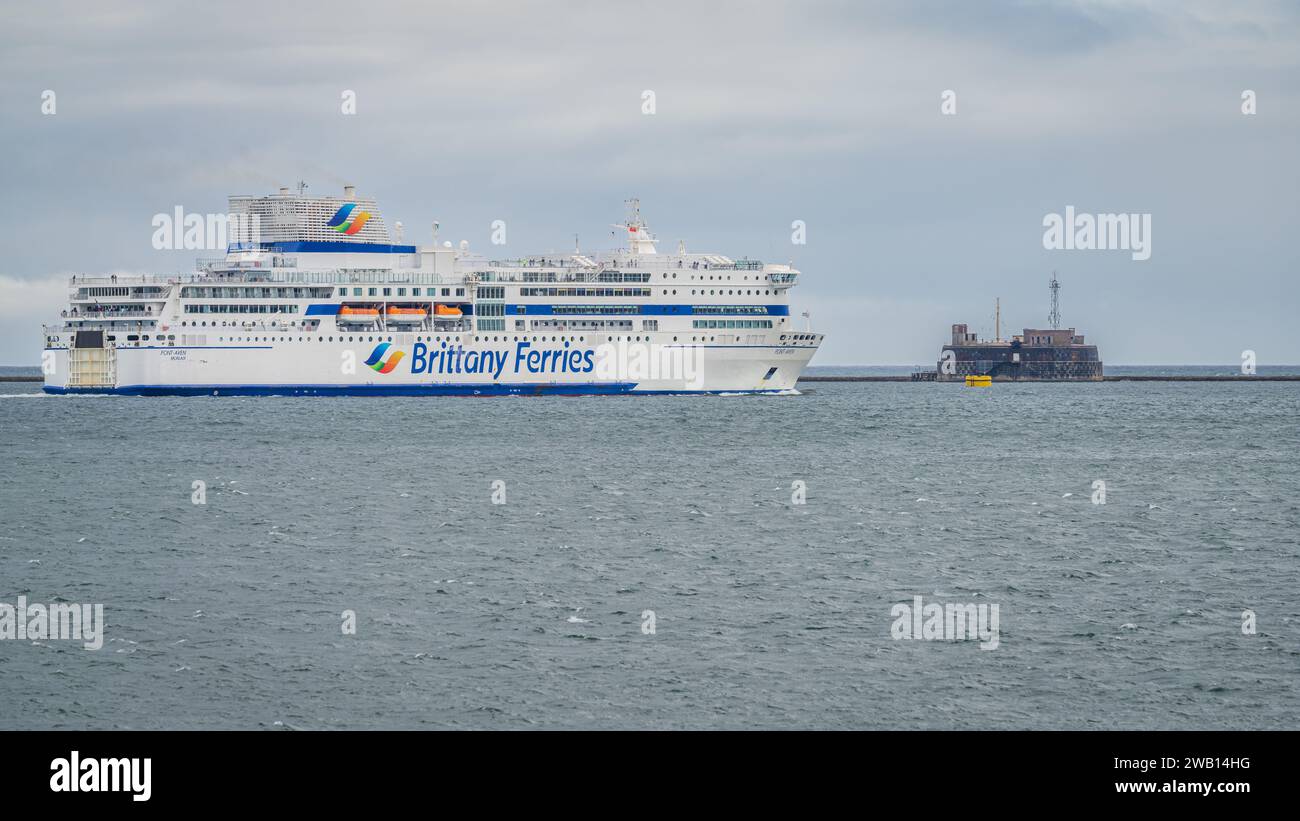 Plymouth, Devon, Inghilterra, Regno Unito - 25 maggio 2022: Brittany Ferries Pont-Aven lascia Plymouth Harbour Foto Stock