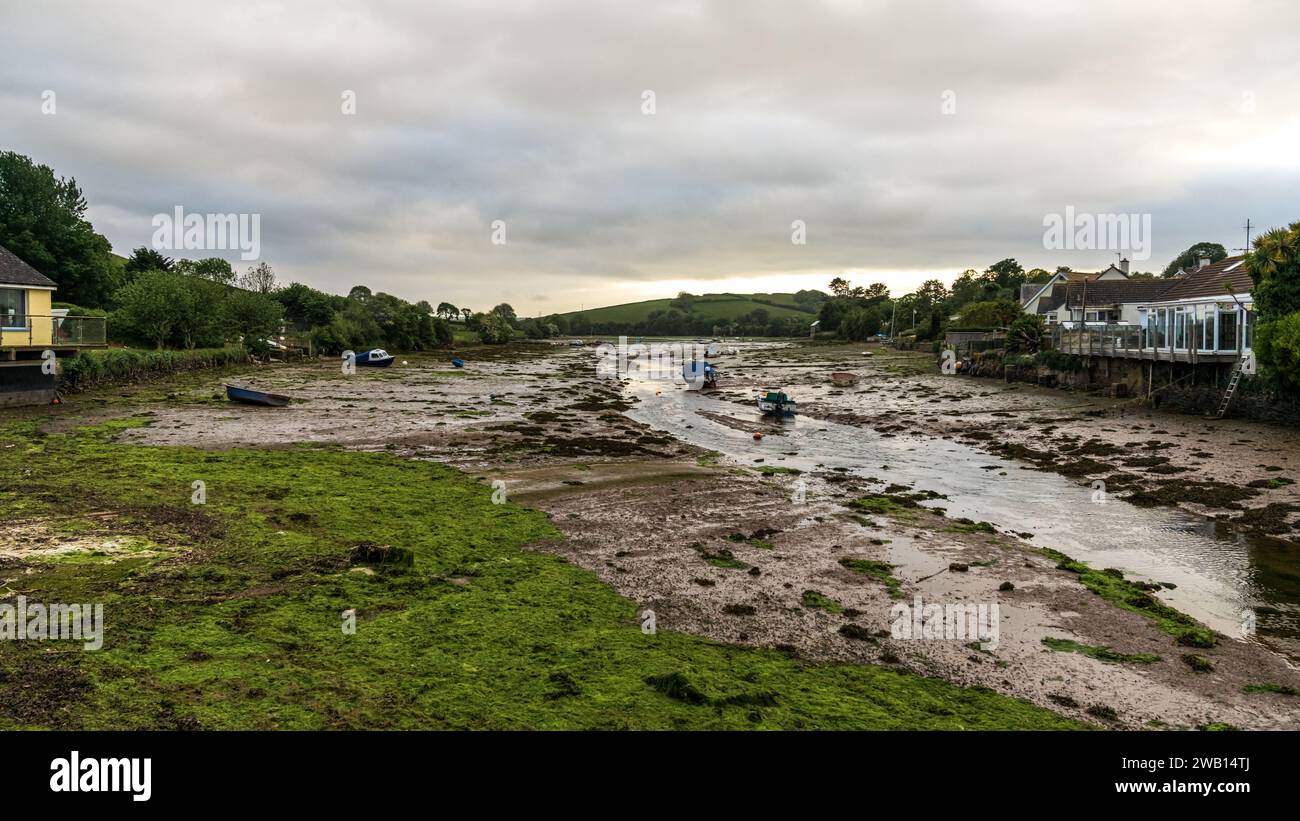 Frogmore, Devon, Inghilterra, Regno Unito - 26 maggio 2022: Bassa marea a Frogmore Creek con alcune barche Foto Stock
