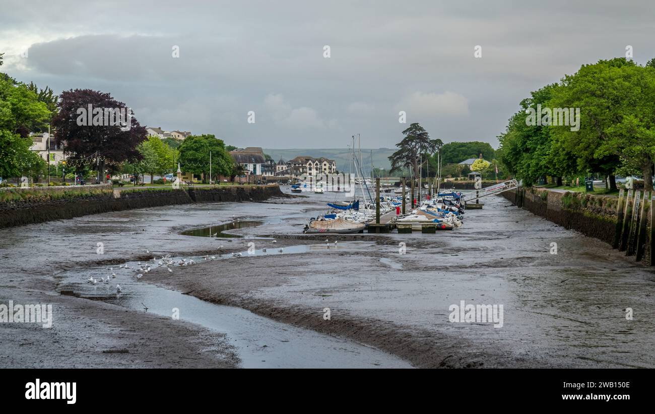 Kingsbridge, Devon, Inghilterra, Regno Unito - 26 maggio 2022: Barche a Kingsbridge Creek durante la bassa marea Foto Stock