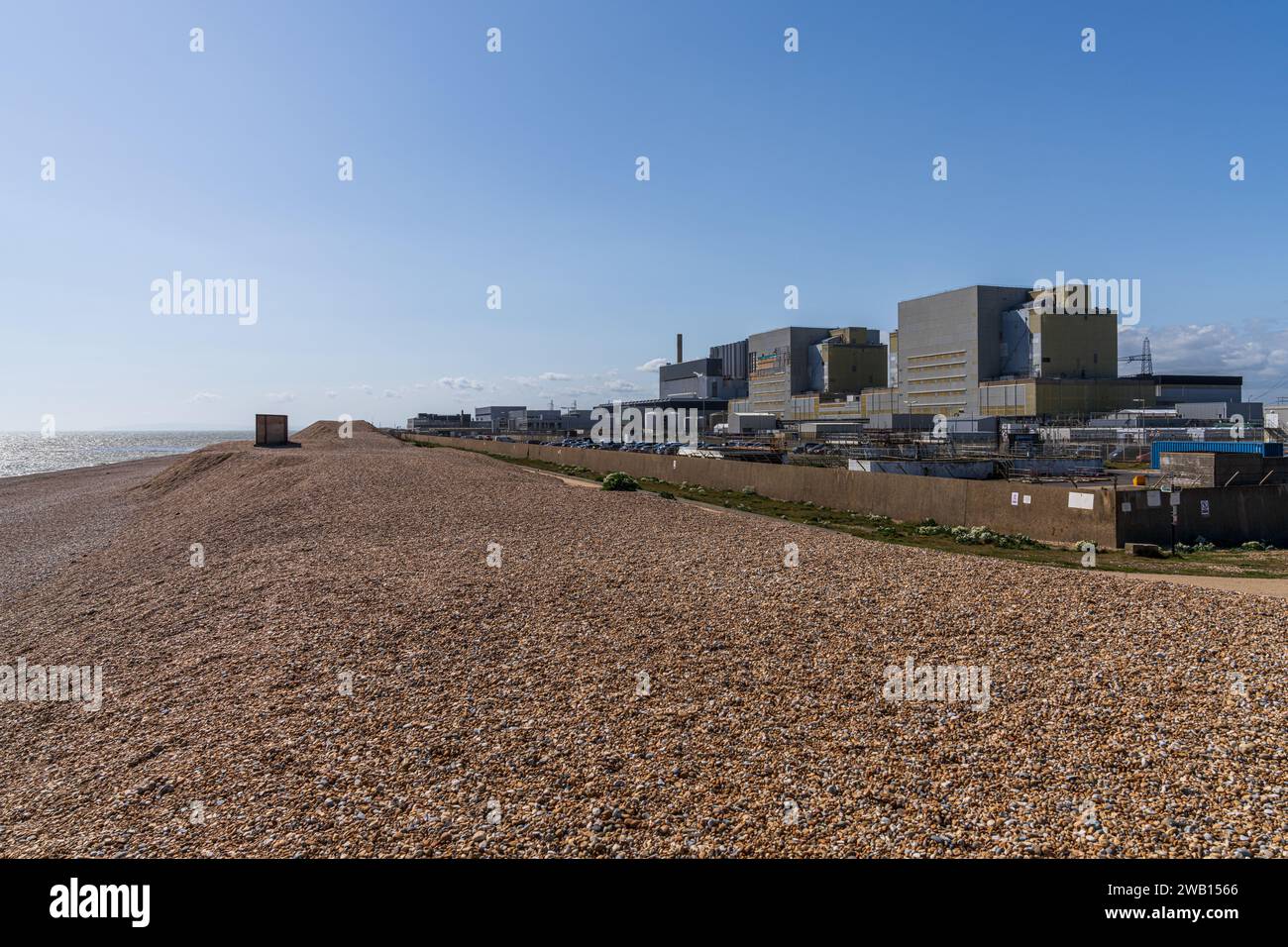 Dungeness, Kent, Inghilterra, Regno Unito - 12 maggio 2022: Spiaggia di ciottoli e centrale elettrica di Dungeness Foto Stock