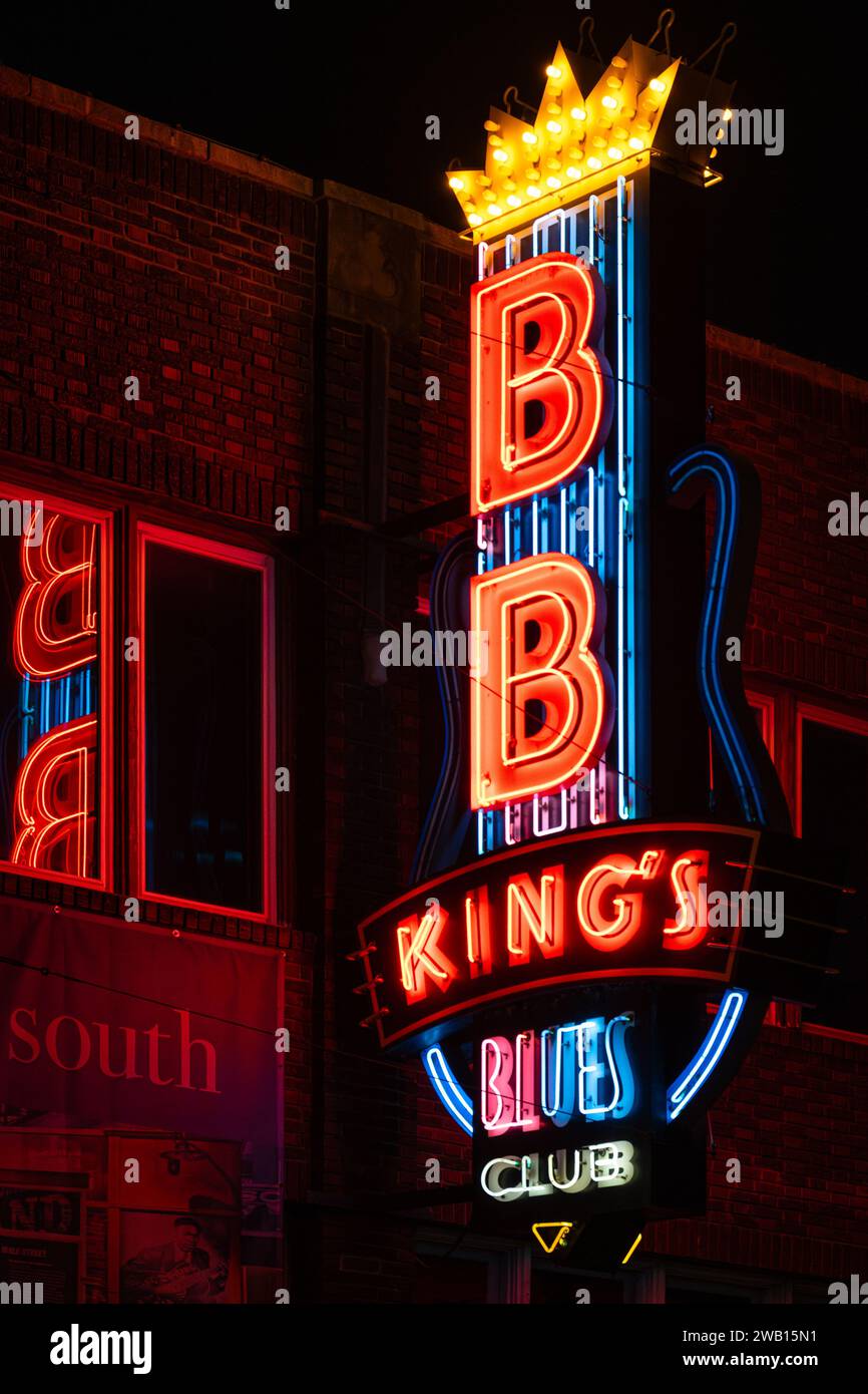 Insegne colorate al neon per il B.B. King's Blues Club in Beale Street nel centro di Memphis, Tennessee. (USA) Foto Stock