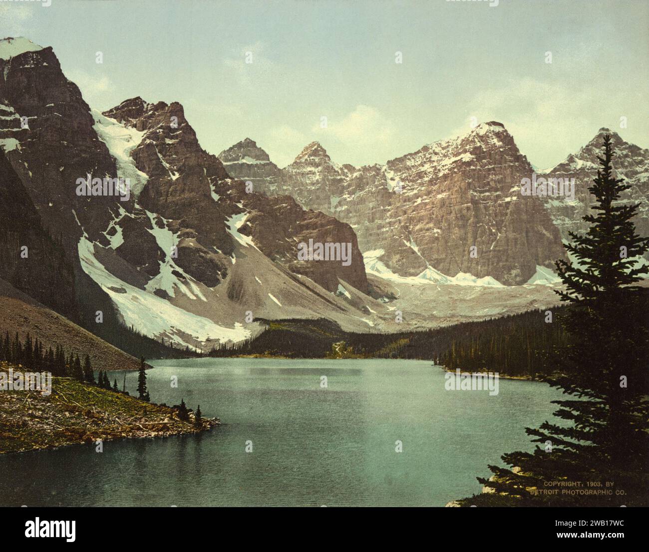 Cromolitografia vintage a colori del lago Moraine in Alberta, Canada, CA. 1903 Foto Stock