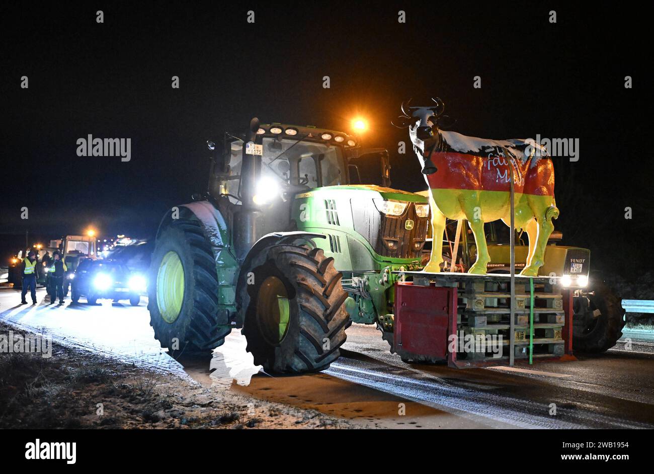 Rottenburg Kreis Tuebingen 08.01.2024 Bauernprotesta: Um 5 Uhr blockieren Landwirte mit Traktoren den Autobahnzubringer der B 28 an der Abzweigung zu L 361 nach Seebronn, die Zufahrten zur A 81 an der Anschlussstelle Rottenburg. *** Rottenburg distretto di Tuebingen 08 01 2024 contadini protestano alle 5 del mattino, agricoltori con trattori bloccano la strada di accesso dell'autostrada B 28 all'incrocio con la L 361 per Seebronn, le strade di accesso alla A 81 all'incrocio di Rottenburg Ulmer Foto Stock