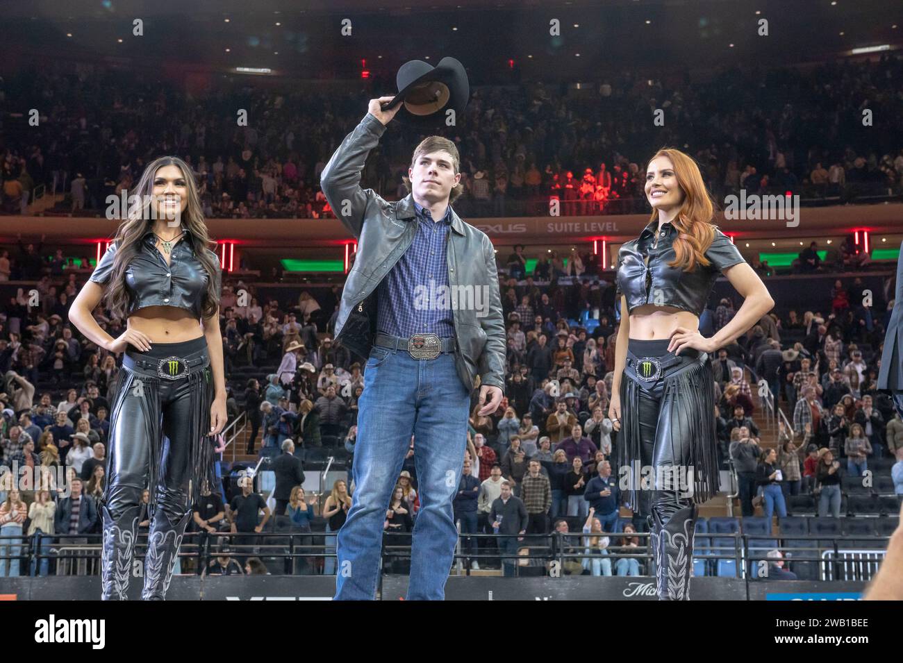 New York, Stati Uniti. 12 febbraio 2020. NEW YORK, NEW YORK - GENNAIO 06: Conner Halverson (C), in cima alla classifica degli eventi, sul palco alla fine del secondo round del Professional Bull Riders 2024 scatena l'evento Beast al Madison Square Garden il 6 gennaio 2024 a New York City. (Foto di Ron Adar/SOPA Images/Sipa USA) credito: SIPA USA/Alamy Live News Foto Stock