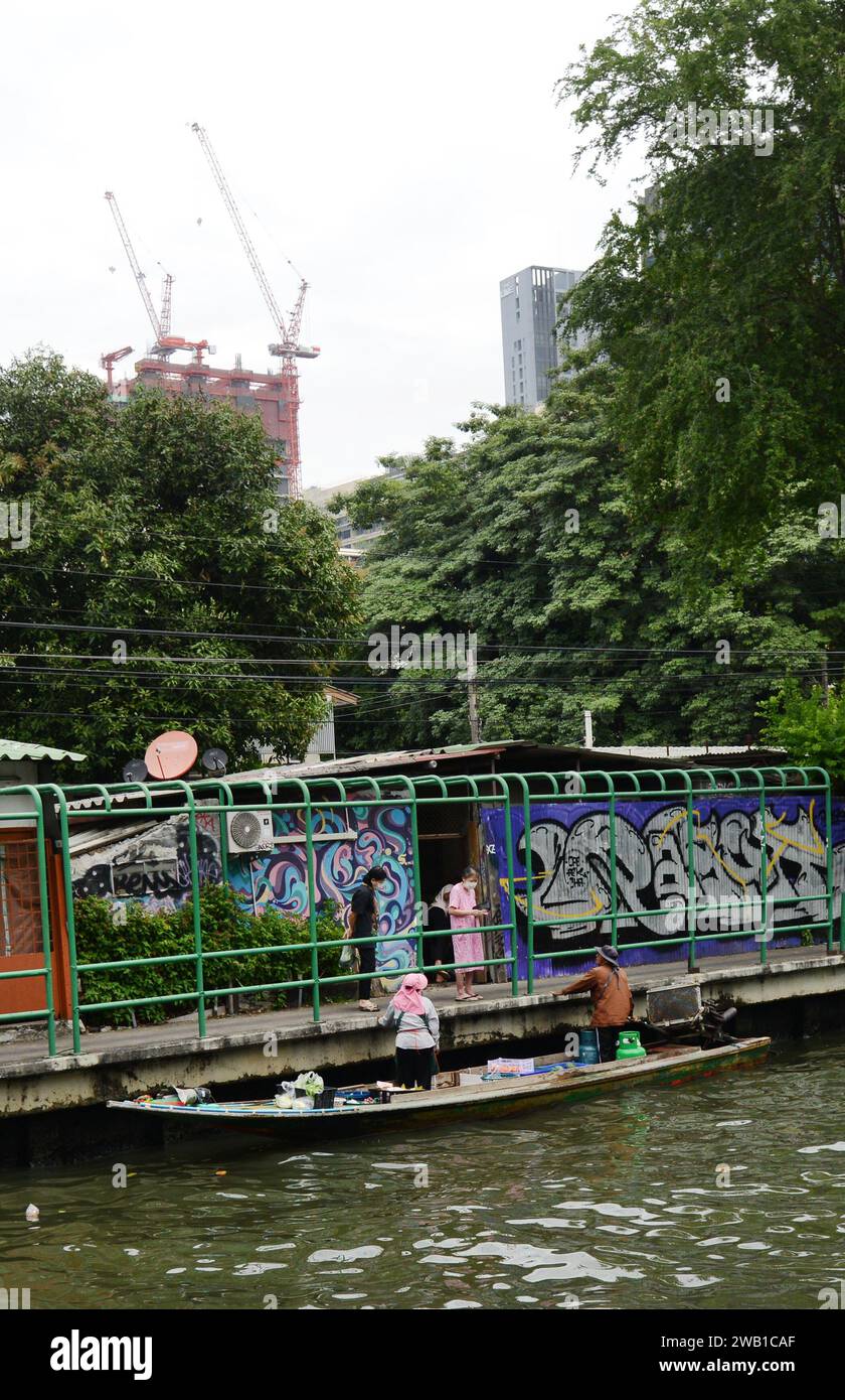 Un negozio di alimentari su una barca mobile su un canale nel centro di Bangkok, Thailandia. Foto Stock