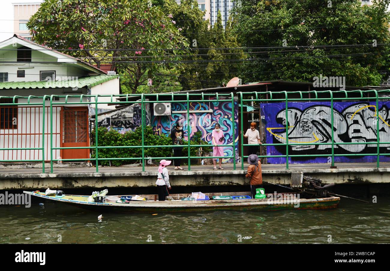 Un negozio di alimentari su una barca mobile su un canale nel centro di Bangkok, Thailandia. Foto Stock