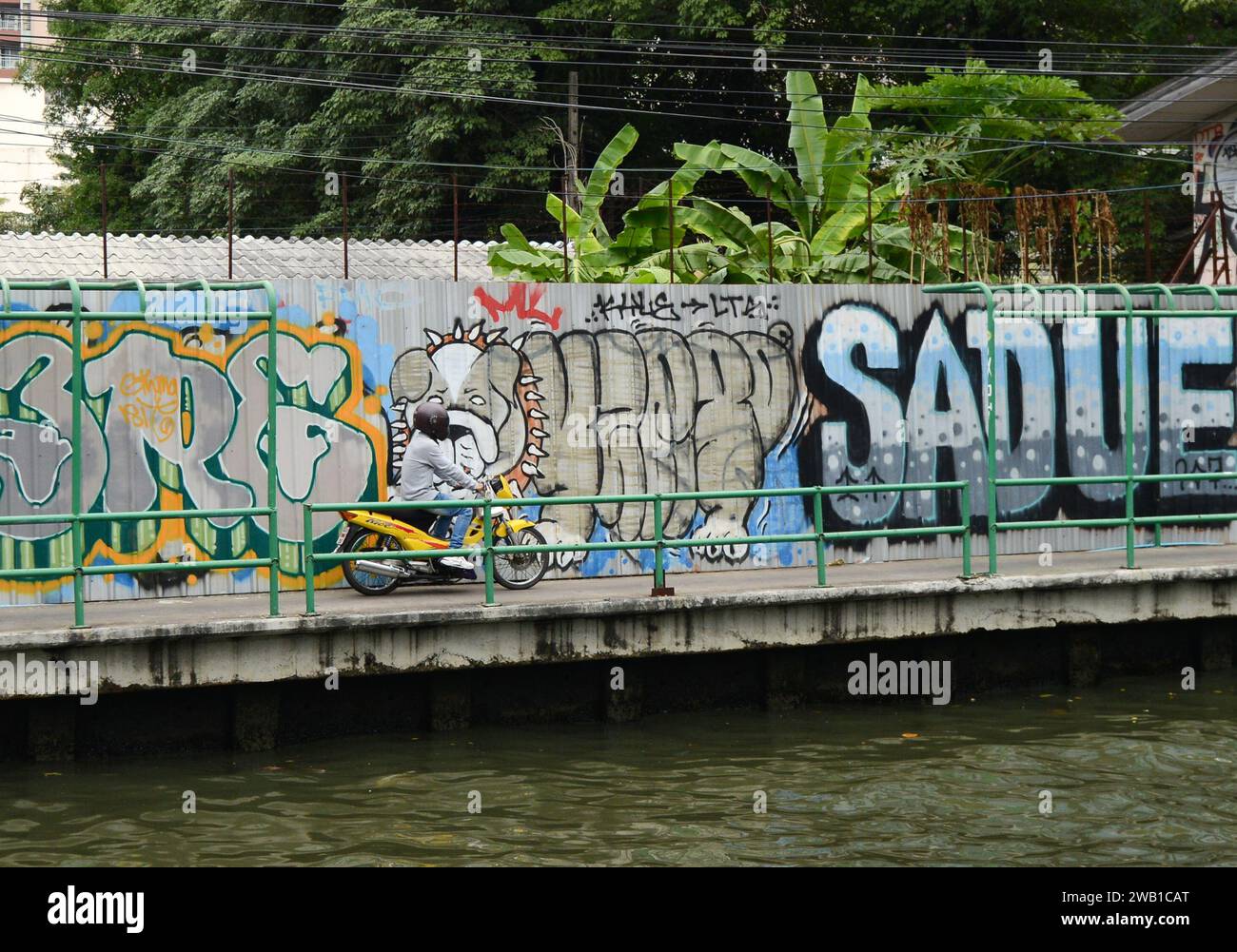 Un negozio di alimentari su una barca mobile su un canale nel centro di Bangkok, Thailandia. Foto Stock