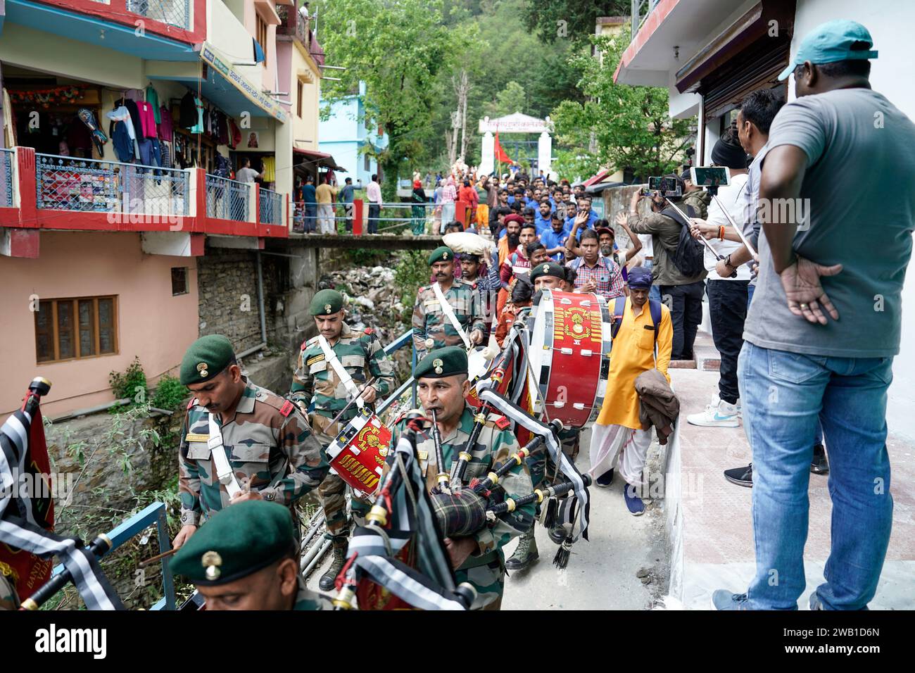 Dehradun, Uttarakhand India-17 maggio 2023-viaggio militare su strada, dove ogni curva svela panorami mozzafiato, catturando l'essenza delle migliori viste del viaggio.riprese in 4K Foto Stock