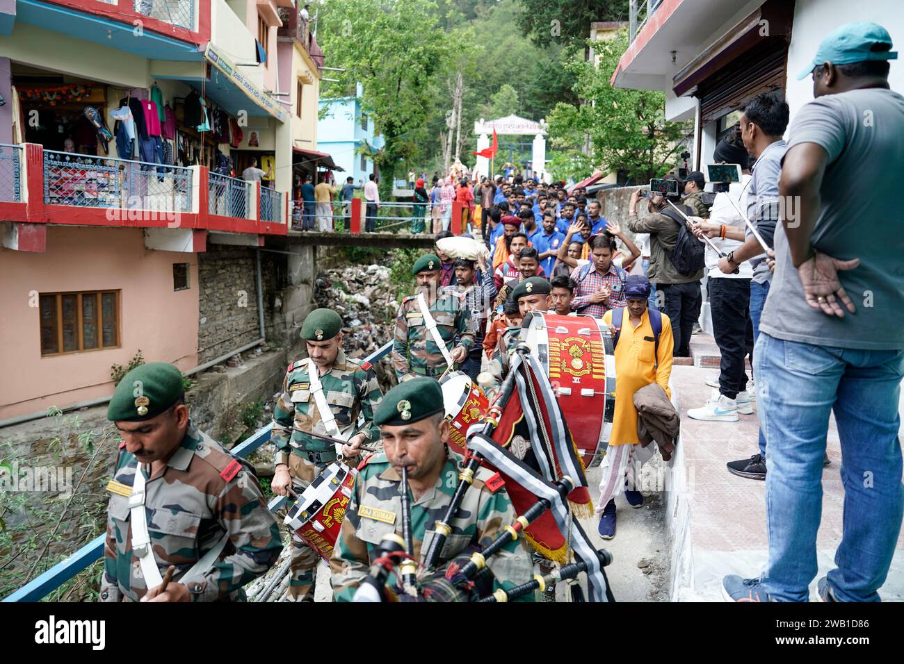 Dehradun, Uttarakhand India-17 maggio 2023-viaggio militare su strada, dove ogni curva svela panorami mozzafiato, catturando l'essenza delle migliori viste del viaggio.riprese in 4K Foto Stock