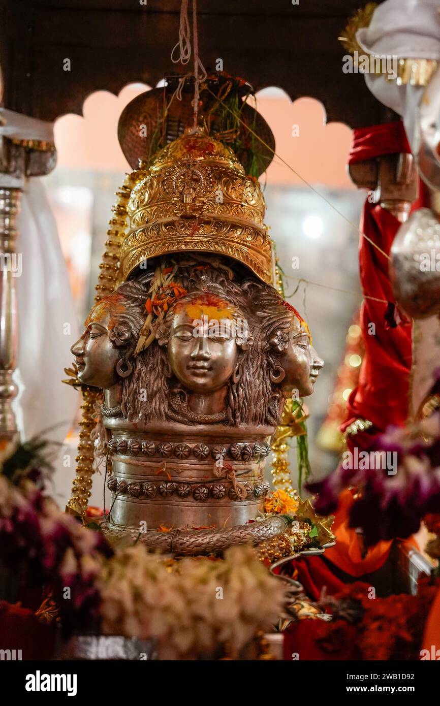 La presenza Divina di Kedarnath catturata nel maestoso Dio Murti di Uttarakhand. Immagine di alta qualità Foto Stock
