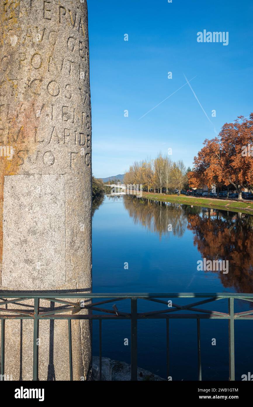 Messa a fuoco selettiva. Pietra miliare con iscrizione latina all'ingresso del ponte sul Tamega a Chaves, Portogallo. Foto Stock