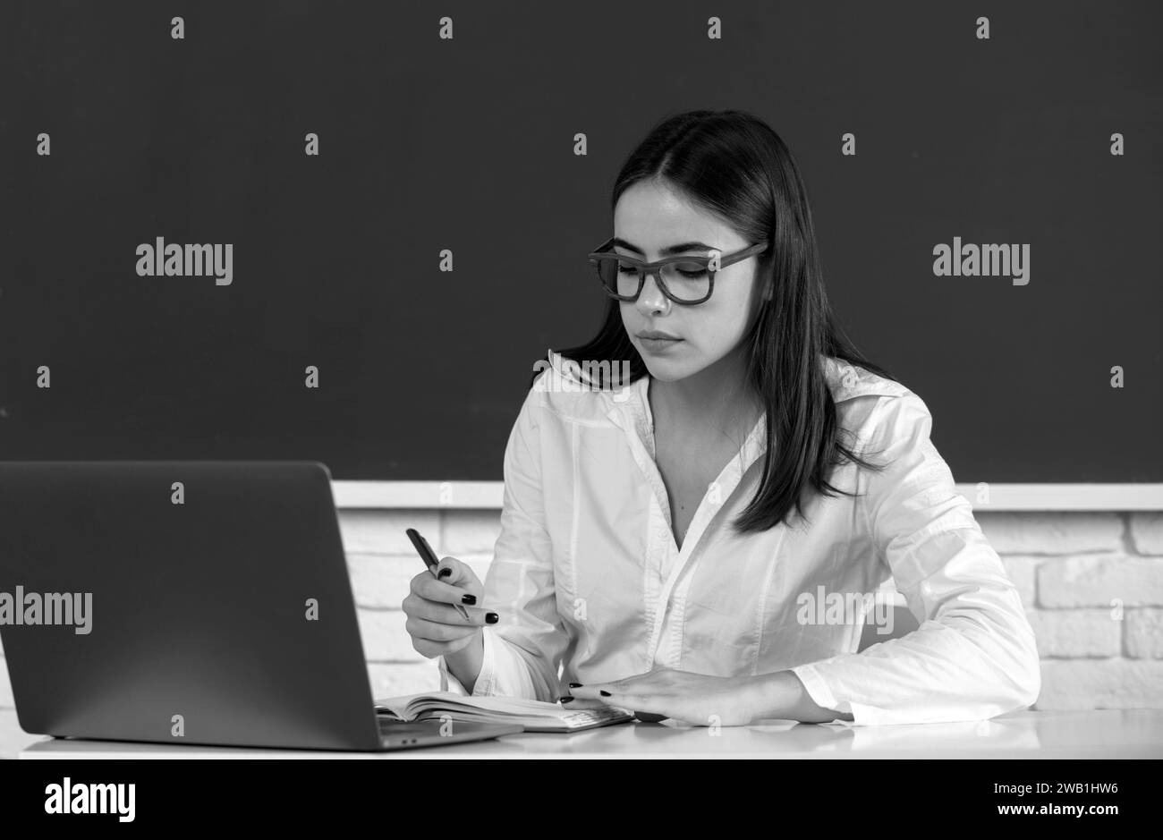 Studenti che preparano esami e lezioni di apprendimento in classe scolastica, apprendimento online a scuola, formazione a distanza. Foto Stock