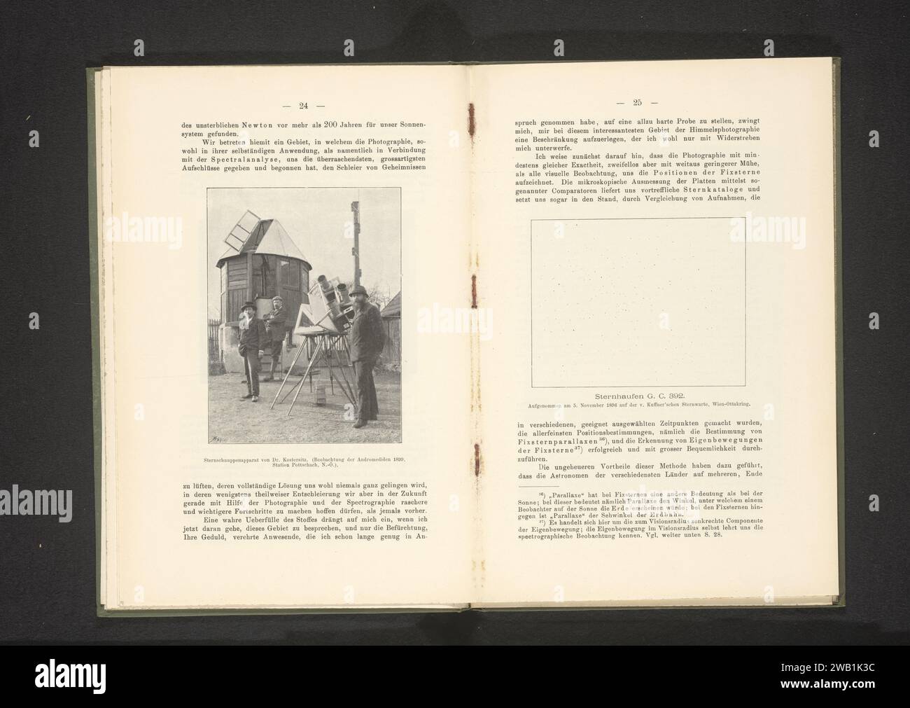 Tre uomini ad un dispositivo per fotografare stelle cadenti a Pottschach, Karl Kosteritz (possibile), 1899 fotomeccanica stampa Pottschach carta meteora. strumenti astronomici Foto Stock