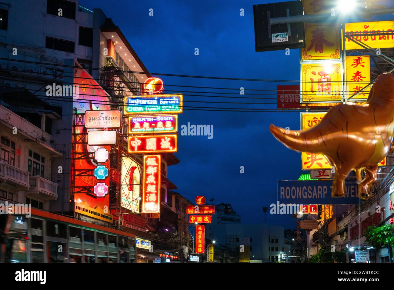 Chinatown Bangkok, Thailandia - 3 dicembre 2023: Scena stradale di Yaowarat Road di Chinatown con colorate insegne al neon in serata. Foto Stock