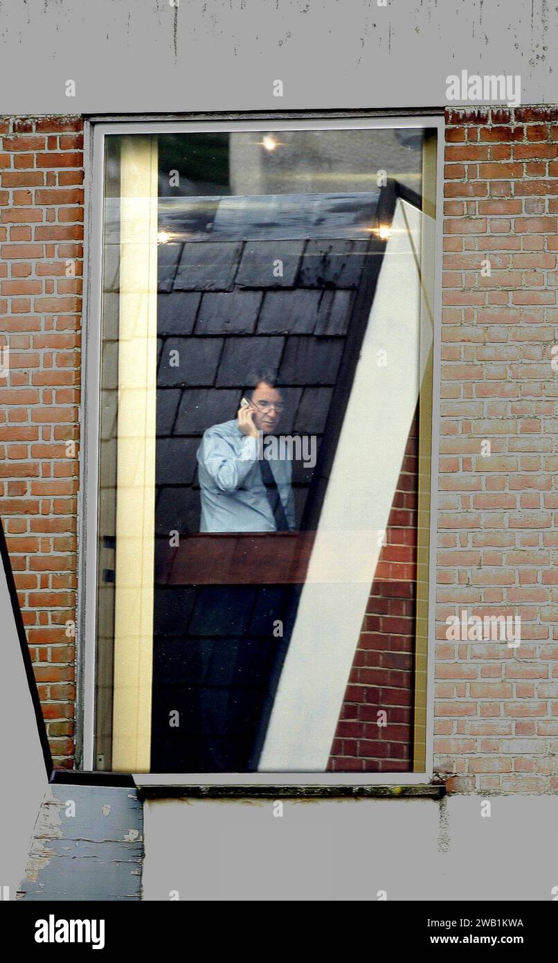 Il Commissario per il commercio dell'Unione europea Peter Mandelson è stato visto parlare con il suo cellulare al Selsdon Park Hotel nel Surrey prima di un incontro segreto con il primo ministro Tony Blair il 19 maggio 2006. Foto Stock