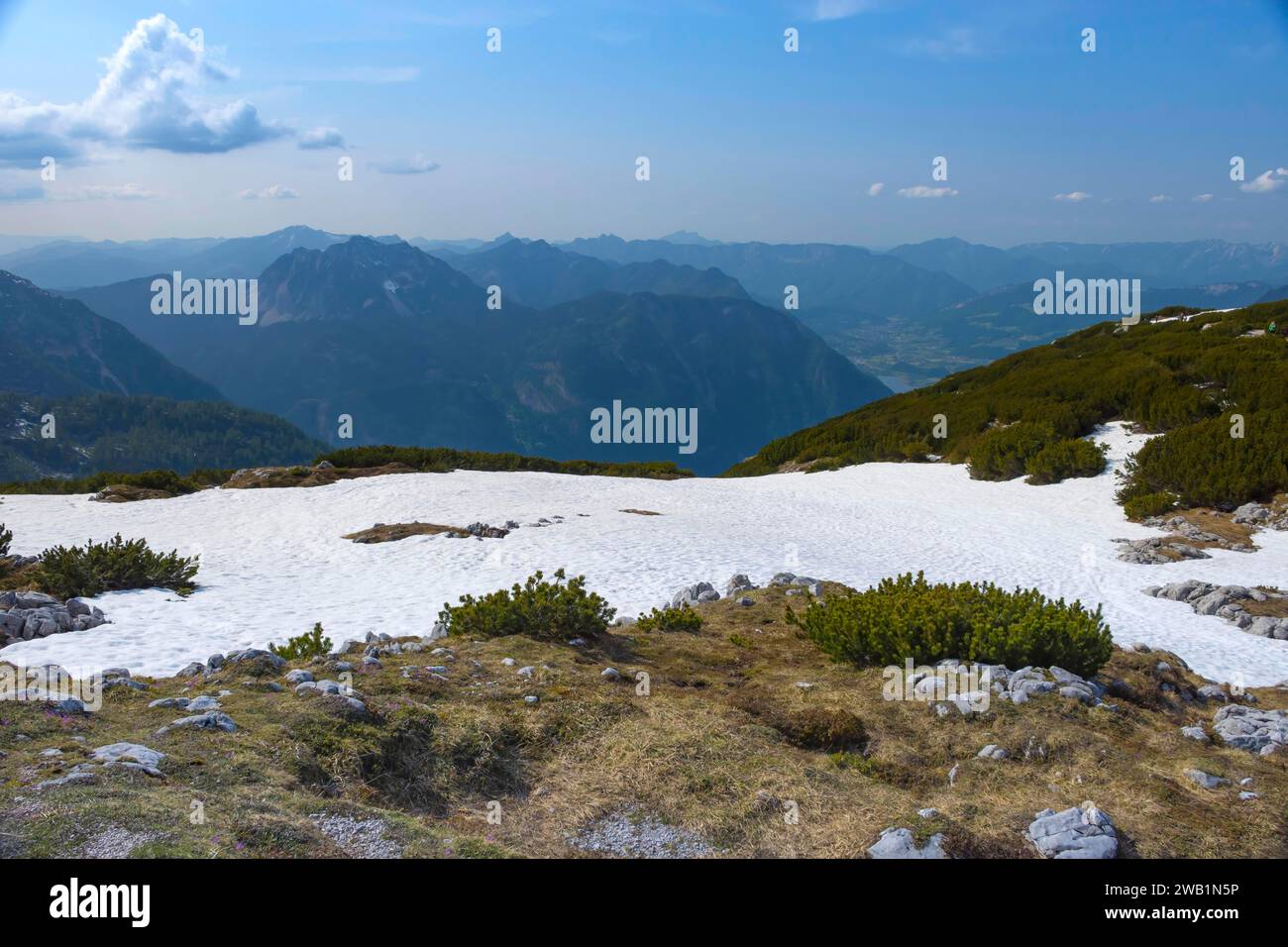 Incredibile panorama delle montagne da una piattaforma di osservazione a 5 dita a forma di mano con cinque dita sul monte Krippenstein nelle montagne Dachstein Foto Stock