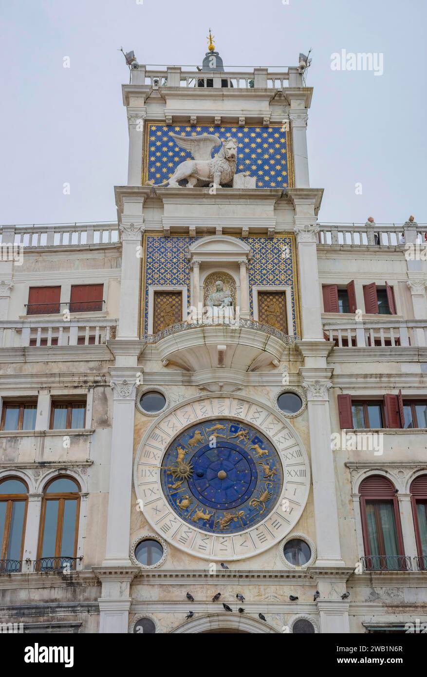 St Torre dell'Orologio (Torre dell'Orologio) con orologio astronomico e statua del leone alato in Piazza San Marco, famosa attrazione turistica di Venezia Foto Stock