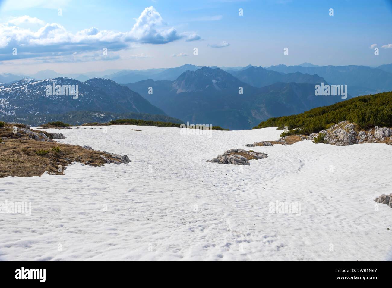 Incredibile panorama delle montagne da una piattaforma di osservazione a 5 dita a forma di mano con cinque dita sul monte Krippenstein nelle montagne Dachstein Foto Stock