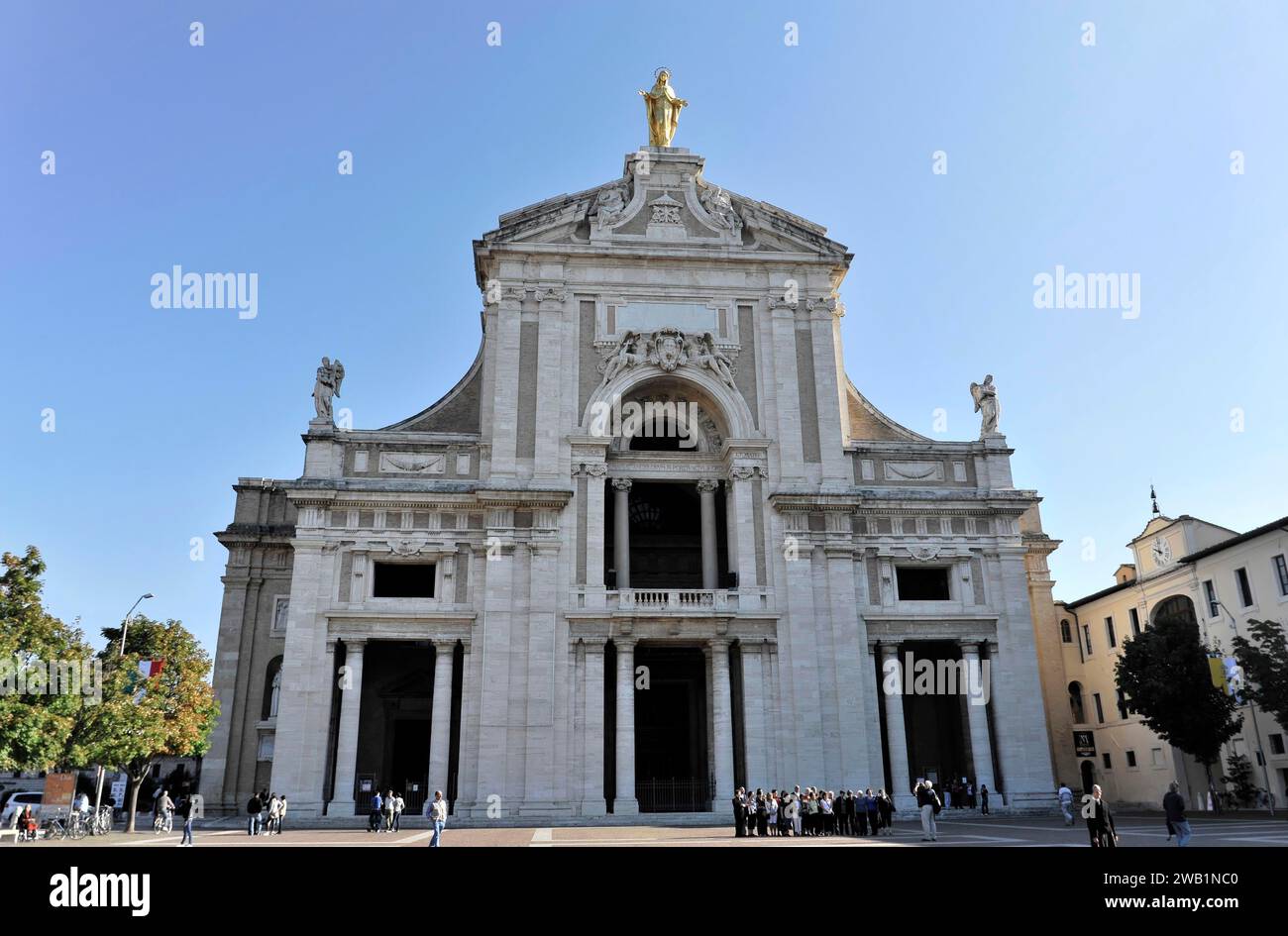 Figura della chiesa sul tetto, Chiesa di Santa Maria degli Angeli, vicino ad Assisi, Umbria, Italia Foto Stock