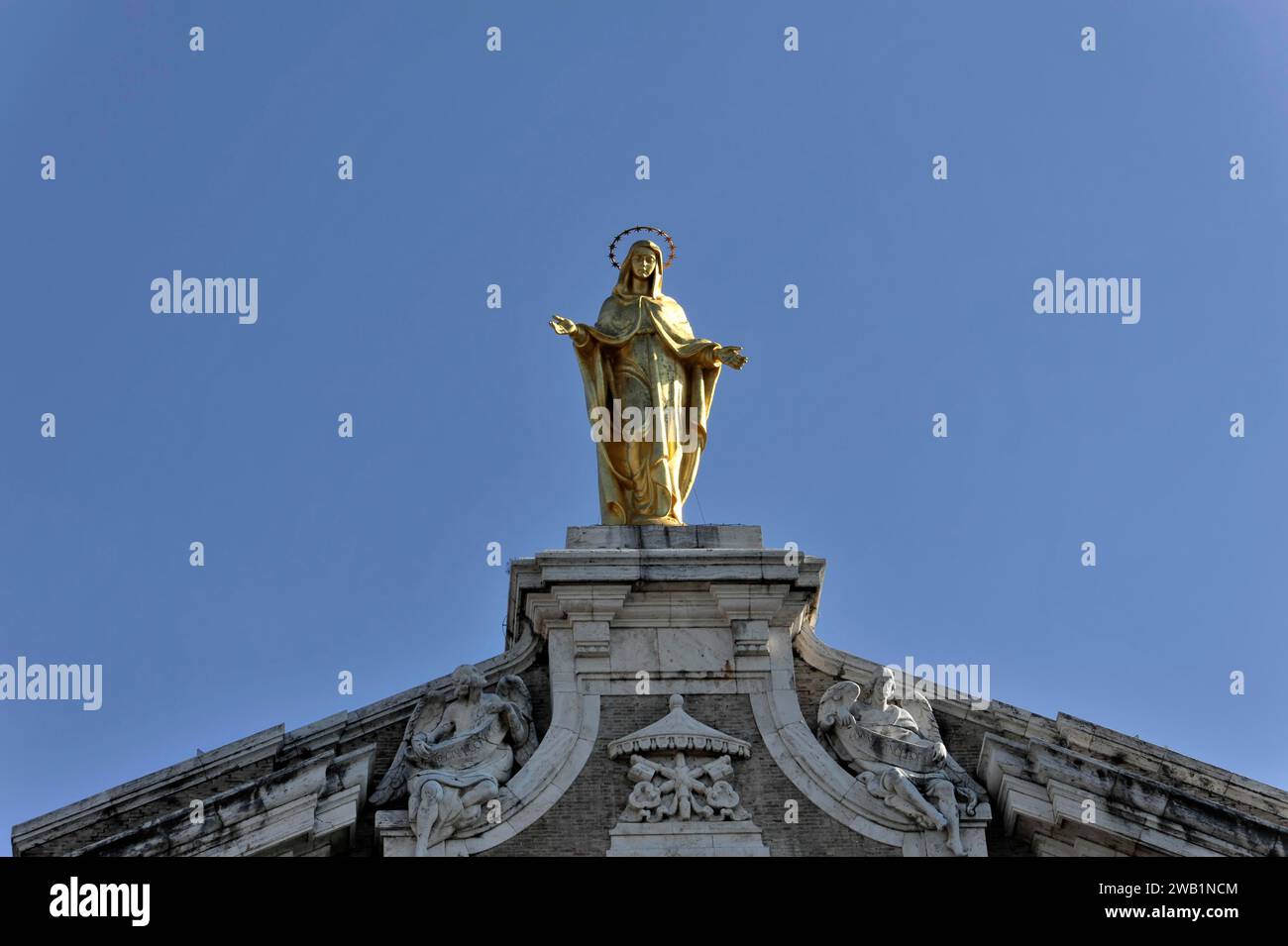 Figura della chiesa sul tetto, Chiesa di Santa Maria degli Angeli, vicino ad Assisi, Umbria, Italia Foto Stock