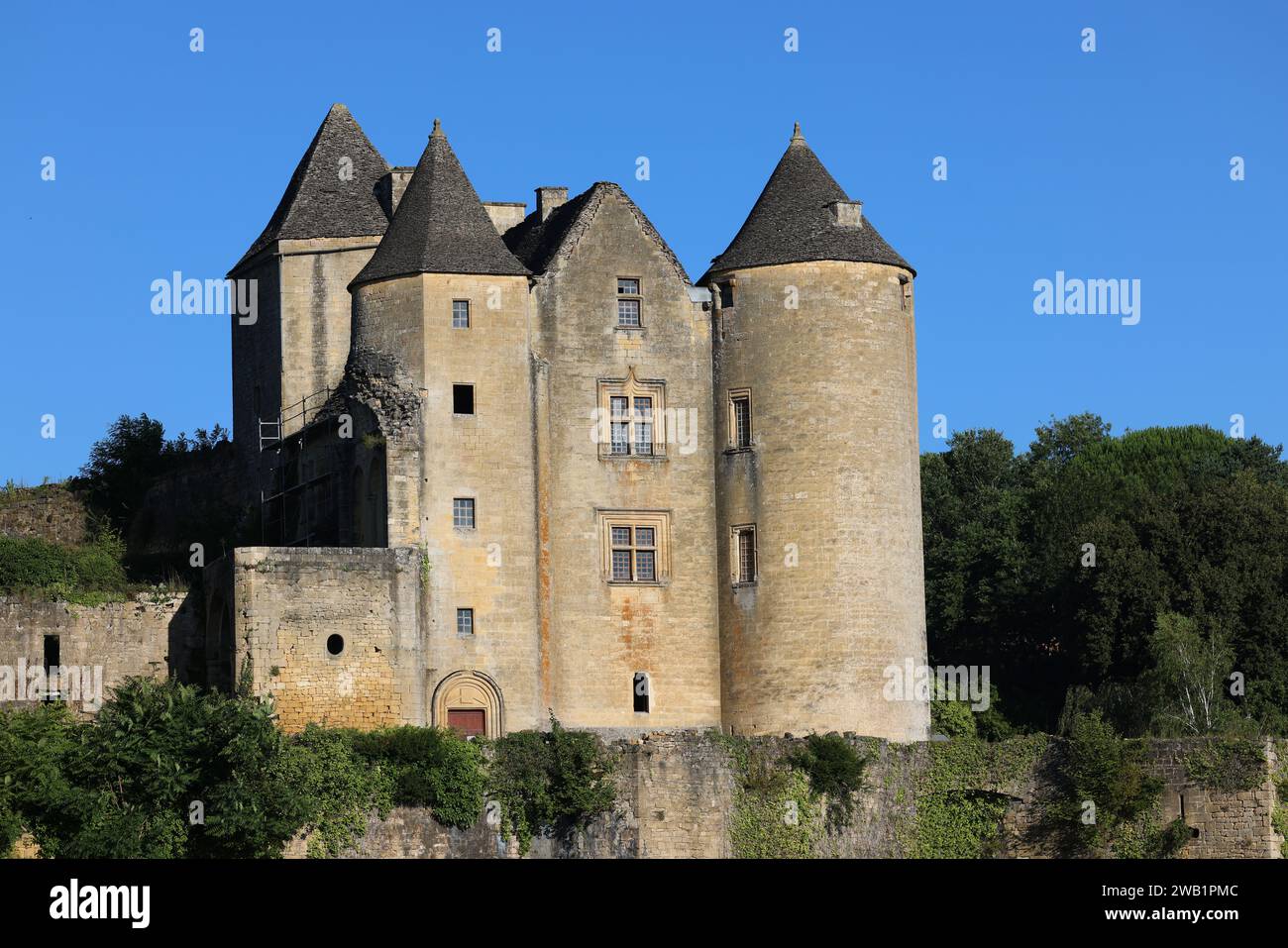 Castello fortificato di Salignac (XI-XV secolo) nel Périgord Noir vicino a Sarlat. Architettura, storia, campagna e ruralità, ambiente, Touri Foto Stock